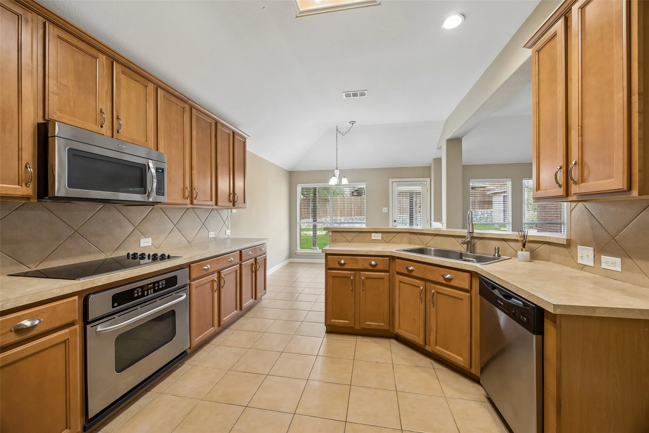 Single Family Residence For Sale in Dallas County , 655 Campolina Drive, Grand Prairie, Texas 75052, 4 Bedroom, 2 Bathroom, 3 Garage spaces, 2,312 Sqft, built in 2005, mls#21373915, Real Estate Agent in Grand Prairie, Homes For Sale in Dallas county, Homes For Sale in Grand Prairie, Realtor in Grand Prairie Texas, Real Estate Brokerage Independent Realty Texas, Luminita Cordes Realtor