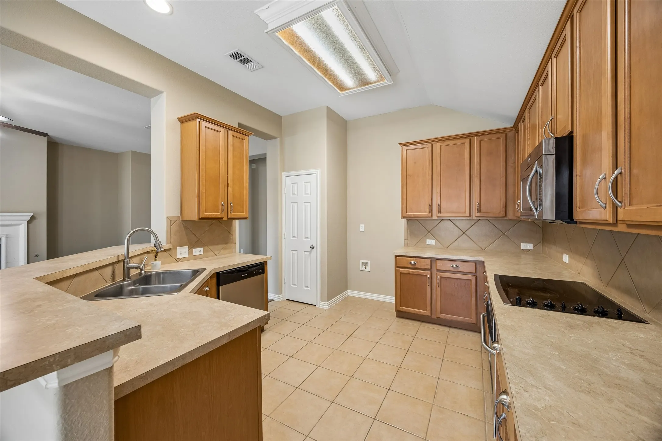 Single Family Residence For Sale in Dallas County , 655 Campolina Drive, Grand Prairie, Texas 75052, 4 Bedroom, 2 Bathroom, 3 Garage spaces, 2,312 Sqft, built in 2005, mls#21373915, Real Estate Agent in Grand Prairie, Homes For Sale in Dallas county, Homes For Sale in Grand Prairie, Realtor in Grand Prairie Texas, Real Estate Brokerage Independent Realty Texas, Luminita Cordes Realtor
