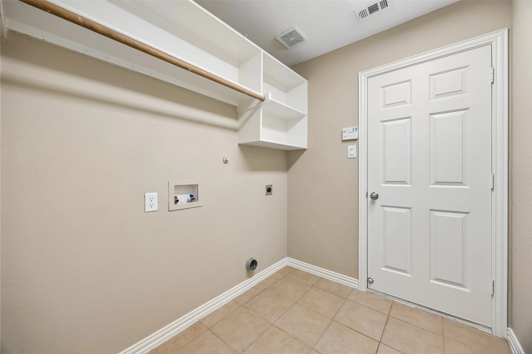 Single Family Residence For Sale in Dallas County , 655 Campolina Drive, Grand Prairie, Texas 75052, 4 Bedroom, 2 Bathroom, 3 Garage spaces, 2,312 Sqft, built in 2005, mls#21373915, Real Estate Agent in Grand Prairie, Homes For Sale in Dallas county, Homes For Sale in Grand Prairie, Realtor in Grand Prairie Texas, Real Estate Brokerage Independent Realty Texas, Luminita Cordes Realtor