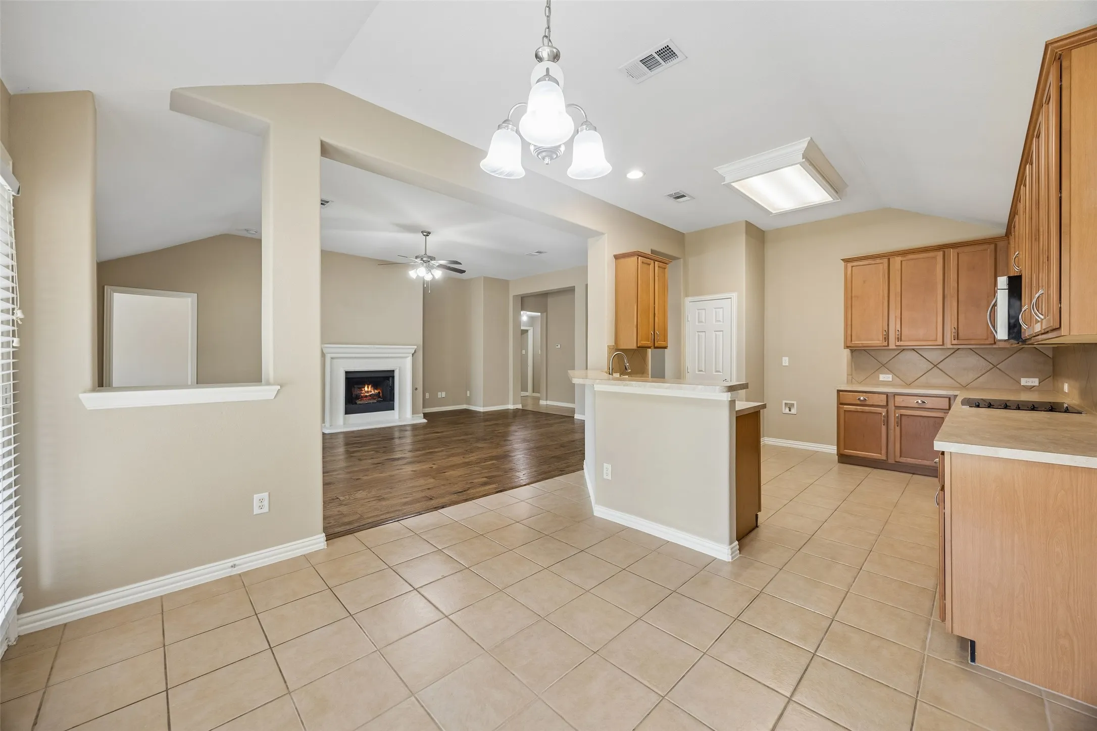 Single Family Residence For Sale in Dallas County , 655 Campolina Drive, Grand Prairie, Texas 75052, 4 Bedroom, 2 Bathroom, 3 Garage spaces, 2,312 Sqft, built in 2005, mls#21373915, Real Estate Agent in Grand Prairie, Homes For Sale in Dallas county, Homes For Sale in Grand Prairie, Realtor in Grand Prairie Texas, Real Estate Brokerage Independent Realty Texas, Luminita Cordes Realtor