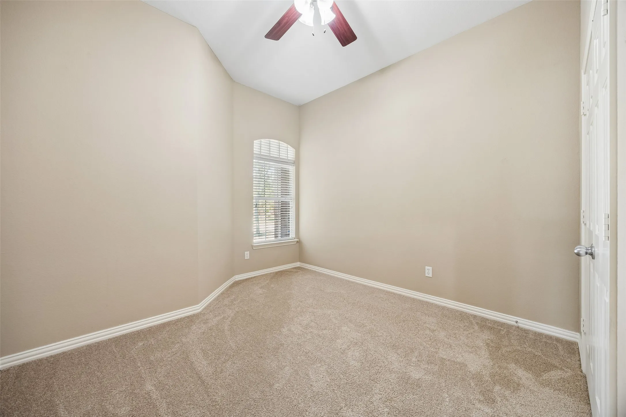 Single Family Residence For Sale in Dallas County , 655 Campolina Drive, Grand Prairie, Texas 75052, 4 Bedroom, 2 Bathroom, 3 Garage spaces, 2,312 Sqft, built in 2005, mls#21373915, Real Estate Agent in Grand Prairie, Homes For Sale in Dallas county, Homes For Sale in Grand Prairie, Realtor in Grand Prairie Texas, Real Estate Brokerage Independent Realty Texas, Luminita Cordes Realtor