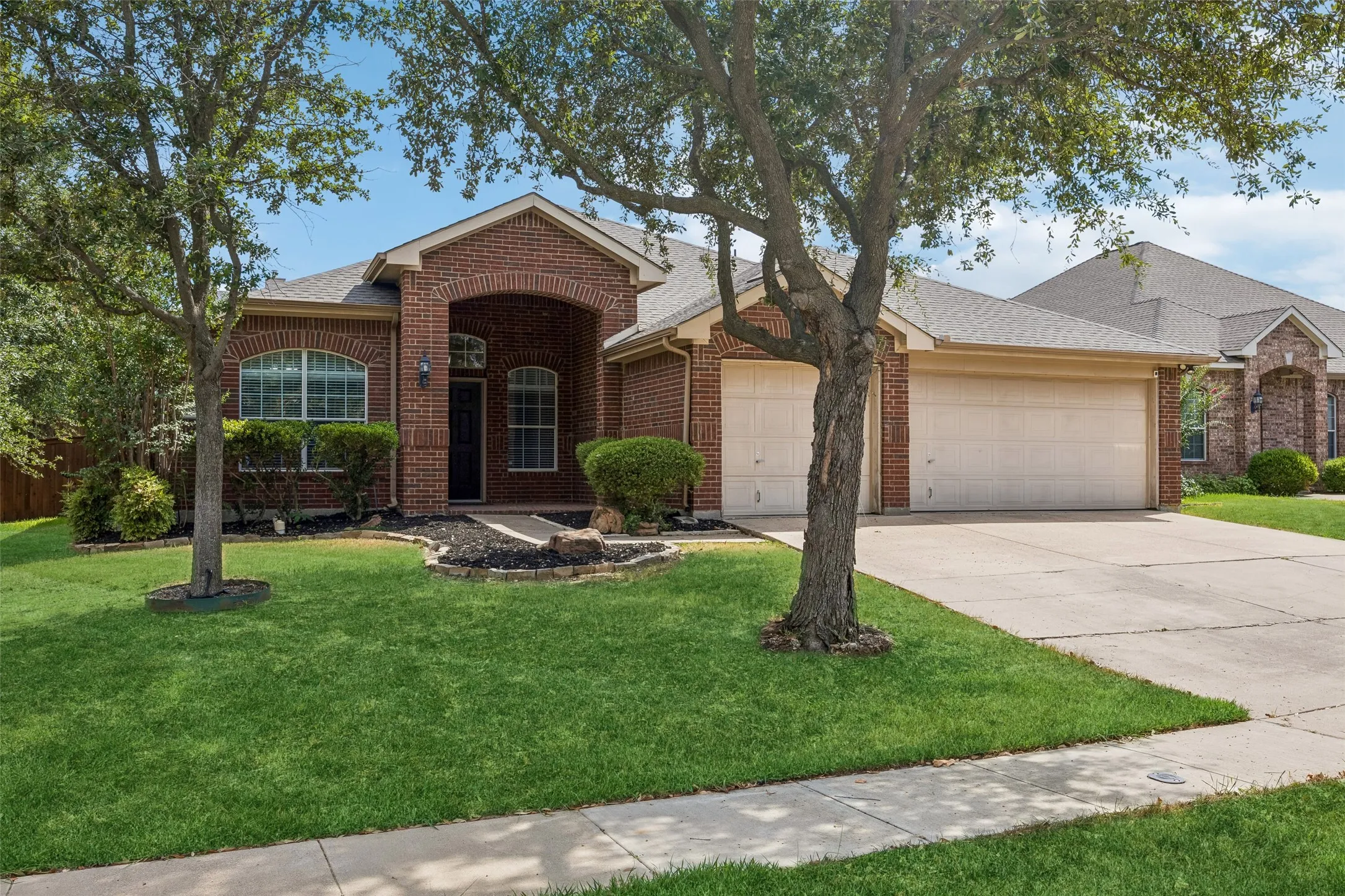 Single Family Residence For Sale in Dallas County , 655 Campolina Drive, Grand Prairie, Texas 75052, 4 Bedroom, 2 Bathroom, 3 Garage spaces, 2,312 Sqft, built in 2005, mls#21373915, Real Estate Agent in Grand Prairie, Homes For Sale in Dallas county, Homes For Sale in Grand Prairie, Realtor in Grand Prairie Texas, Real Estate Brokerage Independent Realty Texas, Luminita Cordes Realtor