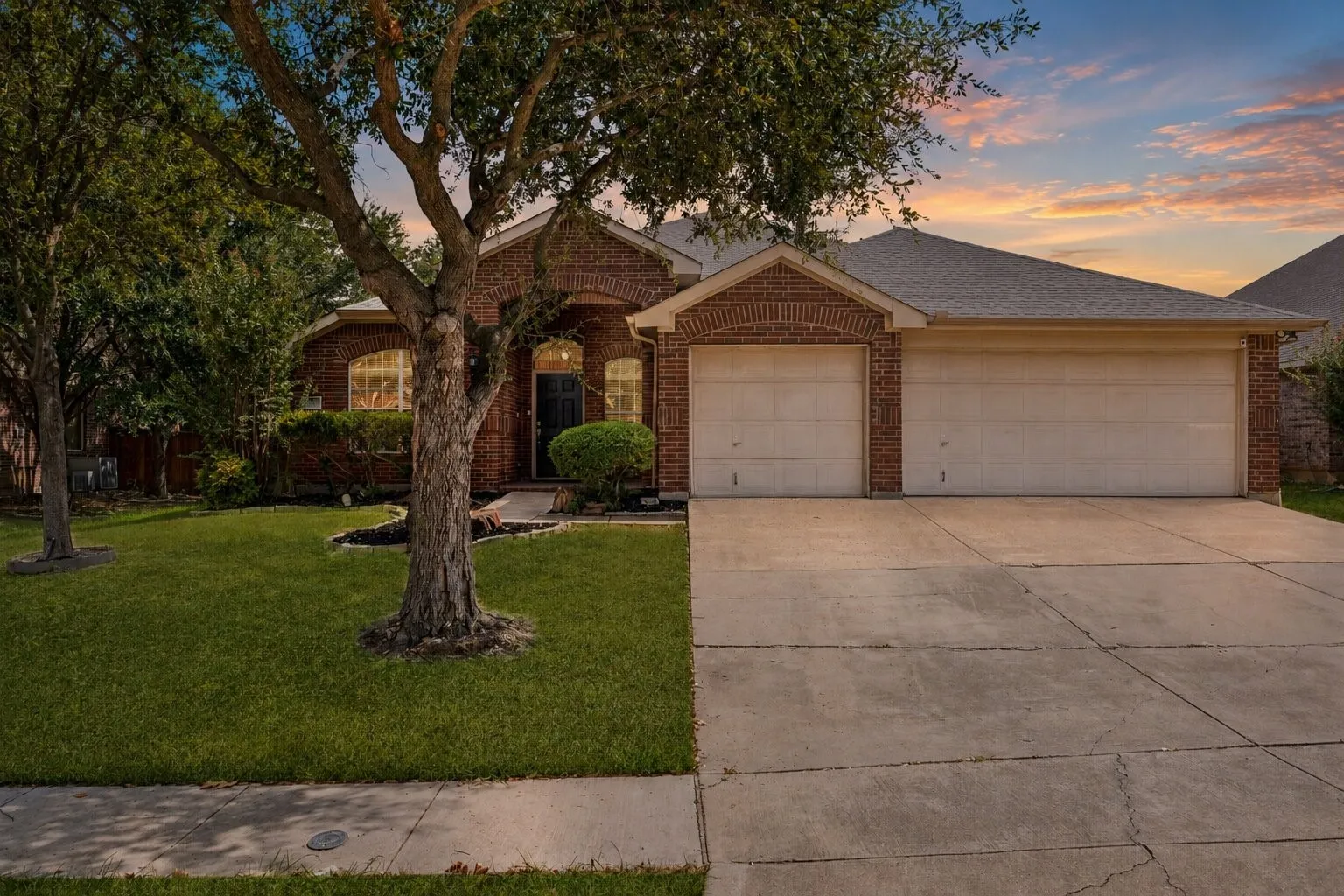 Single Family Residence For Sale in Dallas County , 655 Campolina Drive, Grand Prairie, Texas 75052, 4 Bedroom, 2 Bathroom, 3 Garage spaces, 2,312 Sqft, built in 2005, mls#21373915, Real Estate Agent in Grand Prairie, Homes For Sale in Dallas county, Homes For Sale in Grand Prairie, Realtor in Grand Prairie Texas, Real Estate Brokerage Independent Realty Texas, Luminita Cordes Realtor