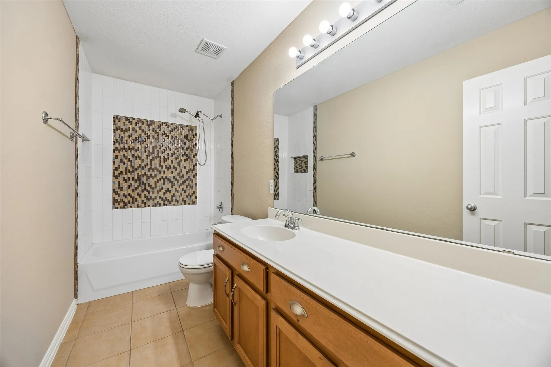 Single Family Residence For Sale in Dallas County , 655 Campolina Drive, Grand Prairie, Texas 75052, 4 Bedroom, 2 Bathroom, 3 Garage spaces, 2,312 Sqft, built in 2005, mls#21373915, Real Estate Agent in Grand Prairie, Homes For Sale in Dallas county, Homes For Sale in Grand Prairie, Realtor in Grand Prairie Texas, Real Estate Brokerage Independent Realty Texas, Luminita Cordes Realtor