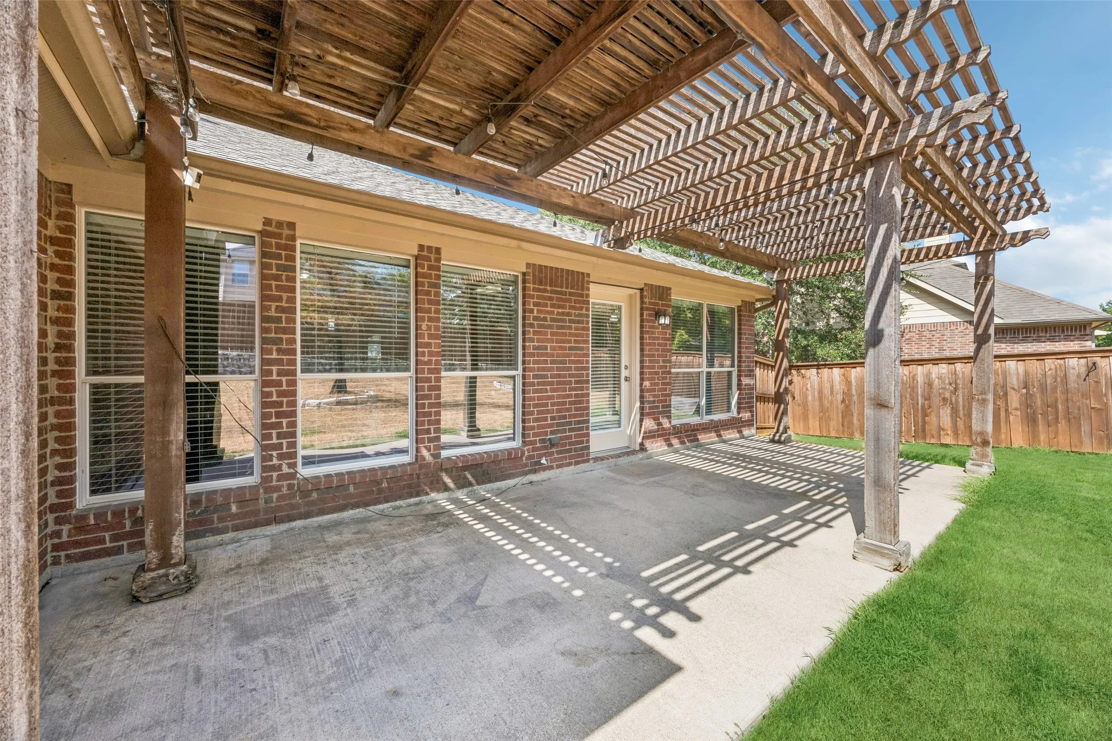 Single Family Residence For Sale in Dallas County , 655 Campolina Drive, Grand Prairie, Texas 75052, 4 Bedroom, 2 Bathroom, 3 Garage spaces, 2,312 Sqft, built in 2005, mls#21373915, Real Estate Agent in Grand Prairie, Homes For Sale in Dallas county, Homes For Sale in Grand Prairie, Realtor in Grand Prairie Texas, Real Estate Brokerage Independent Realty Texas, Luminita Cordes Realtor