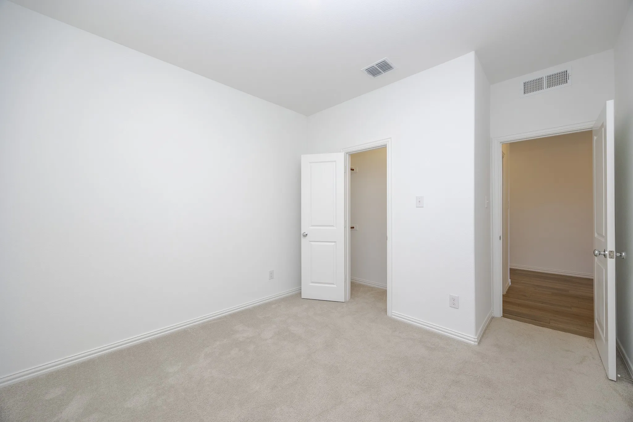 Neutral wall paint with carpet flooring