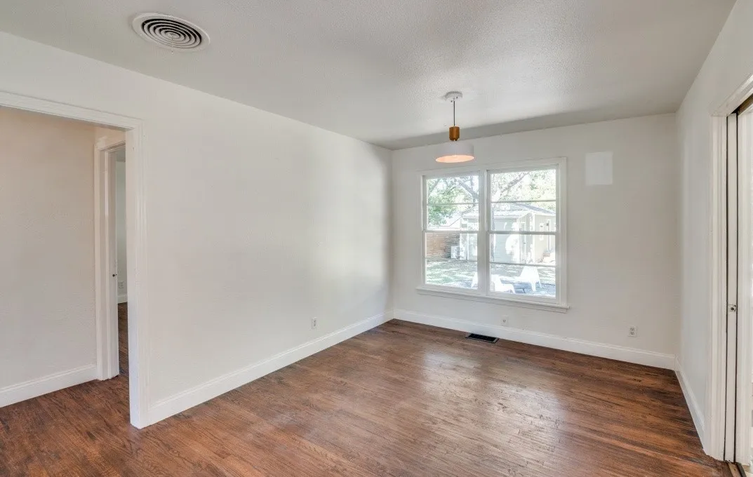 Single Family Residence For Sale in Dallas County , 2433 Southwood Drive, Dallas, Texas 75233, 2 Bedroom, 1 Bathroom, Garage spaces, 1,139 Sqft, built in 1952, mls#21374027, Real Estate Agent in Dallas, Homes For Sale in Dallas county, Homes For Sale in Dallas, Realtor in Dallas Texas, Real Estate Brokerage Independent Realty Texas, Luminita Cordes Realtor