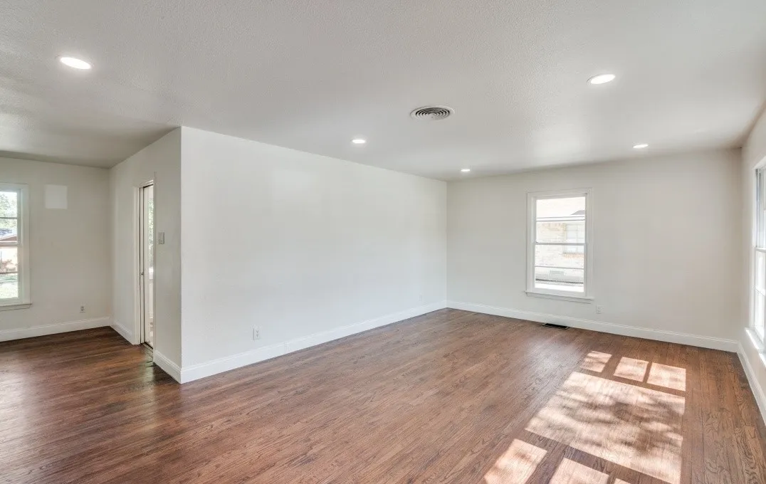 Single Family Residence For Sale in Dallas County , 2433 Southwood Drive, Dallas, Texas 75233, 2 Bedroom, 1 Bathroom, Garage spaces, 1,139 Sqft, built in 1952, mls#21374027, Real Estate Agent in Dallas, Homes For Sale in Dallas county, Homes For Sale in Dallas, Realtor in Dallas Texas, Real Estate Brokerage Independent Realty Texas, Luminita Cordes Realtor