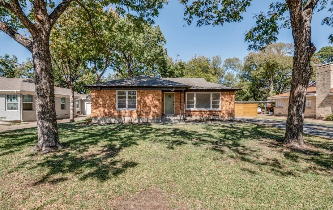 Single Family Residence For Sale in Dallas County , 2433 Southwood Drive, Dallas, Texas 75233, 2 Bedroom, 1 Bathroom, Garage spaces, 1,139 Sqft, built in 1952, mls#21374027, Real Estate Agent in Dallas, Homes For Sale in Dallas county, Homes For Sale in Dallas, Realtor in Dallas Texas, Real Estate Brokerage Independent Realty Texas, Luminita Cordes Realtor