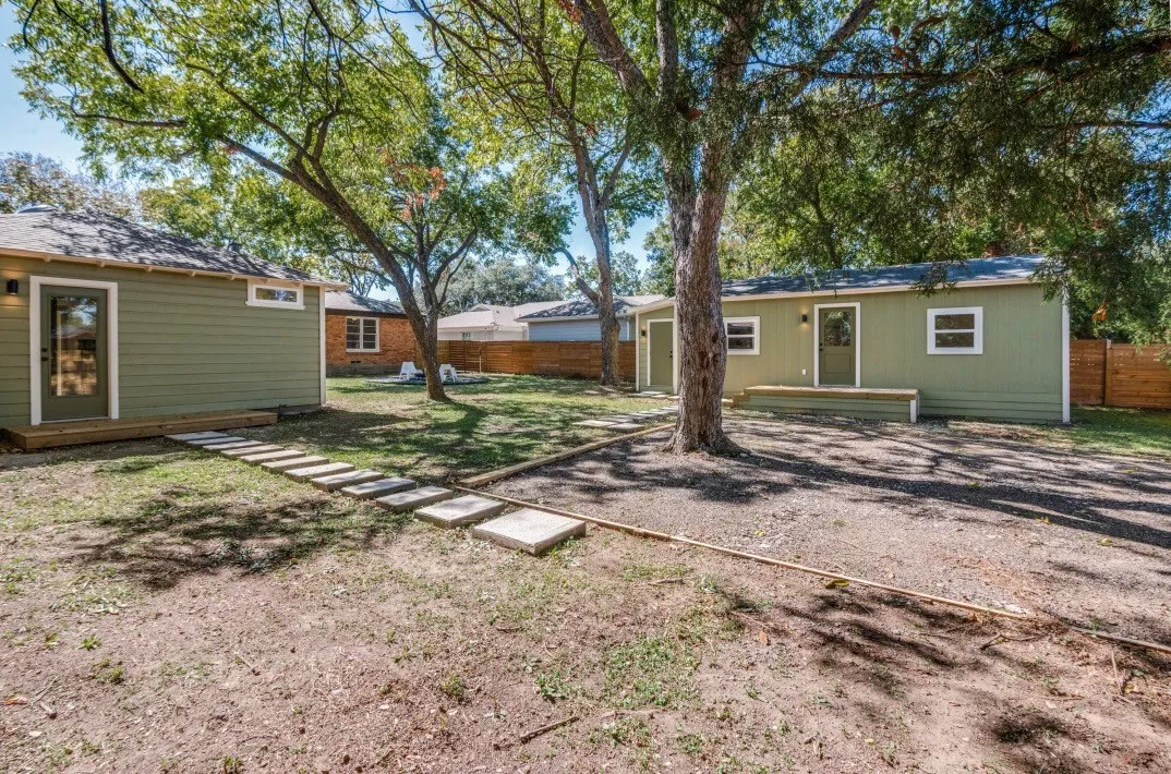 Single Family Residence For Sale in Dallas County , 2433 Southwood Drive, Dallas, Texas 75233, 2 Bedroom, 1 Bathroom, Garage spaces, 1,139 Sqft, built in 1952, mls#21374027, Real Estate Agent in Dallas, Homes For Sale in Dallas county, Homes For Sale in Dallas, Realtor in Dallas Texas, Real Estate Brokerage Independent Realty Texas, Luminita Cordes Realtor