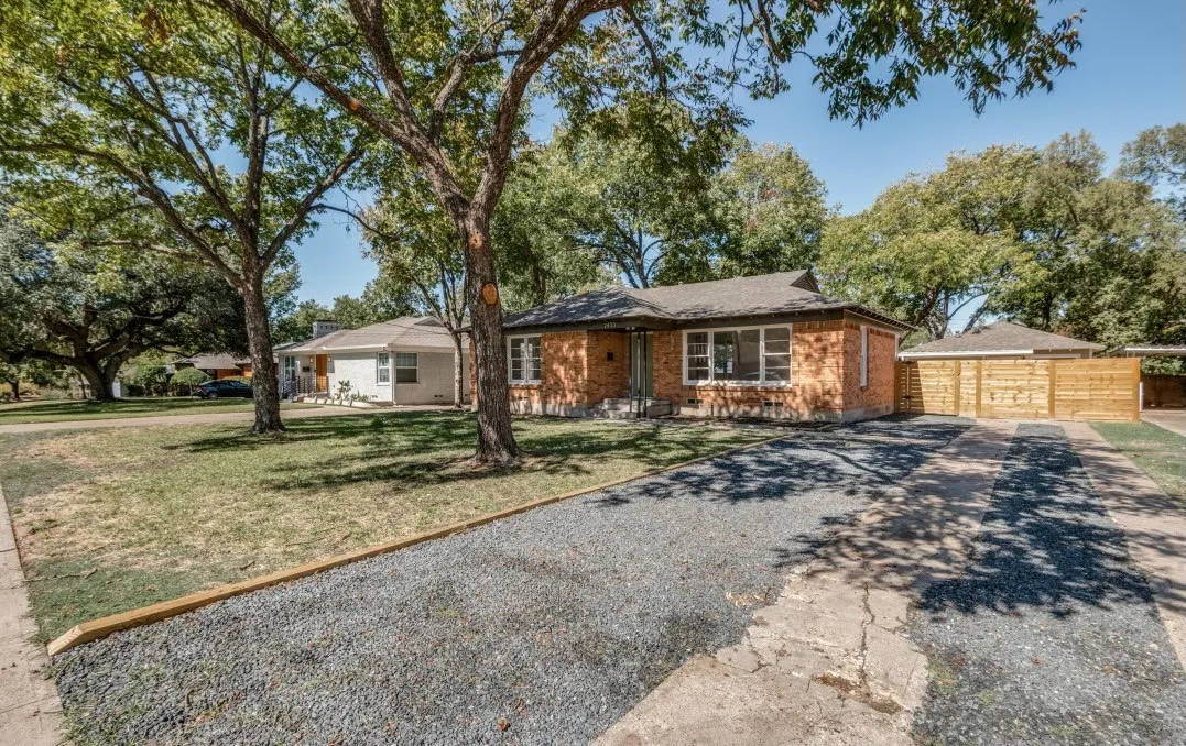 Single Family Residence For Sale in Dallas County , 2433 Southwood Drive, Dallas, Texas 75233, 2 Bedroom, 1 Bathroom, Garage spaces, 1,139 Sqft, built in 1952, mls#21374027, Real Estate Agent in Dallas, Homes For Sale in Dallas county, Homes For Sale in Dallas, Realtor in Dallas Texas, Real Estate Brokerage Independent Realty Texas, Luminita Cordes Realtor