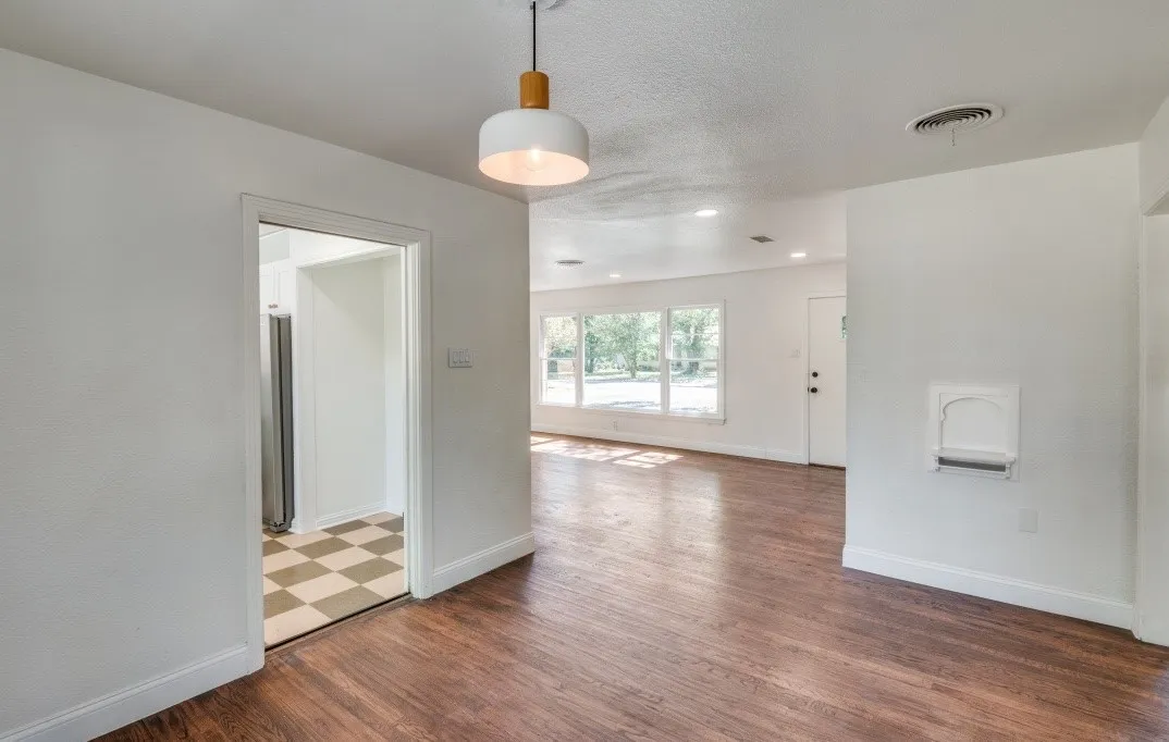 Single Family Residence For Sale in Dallas County , 2433 Southwood Drive, Dallas, Texas 75233, 2 Bedroom, 1 Bathroom, Garage spaces, 1,139 Sqft, built in 1952, mls#21374027, Real Estate Agent in Dallas, Homes For Sale in Dallas county, Homes For Sale in Dallas, Realtor in Dallas Texas, Real Estate Brokerage Independent Realty Texas, Luminita Cordes Realtor