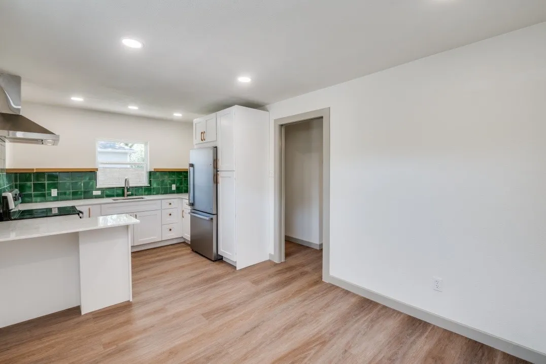 Single Family Residence For Sale in Dallas County , 2433 Southwood Drive, Dallas, Texas 75233, 2 Bedroom, 1 Bathroom, Garage spaces, 1,139 Sqft, built in 1952, mls#21374027, Real Estate Agent in Dallas, Homes For Sale in Dallas county, Homes For Sale in Dallas, Realtor in Dallas Texas, Real Estate Brokerage Independent Realty Texas, Luminita Cordes Realtor