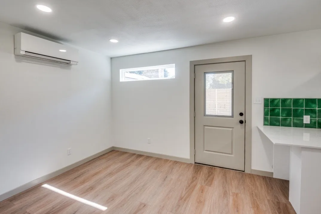 Single Family Residence For Sale in Dallas County , 2433 Southwood Drive, Dallas, Texas 75233, 2 Bedroom, 1 Bathroom, Garage spaces, 1,139 Sqft, built in 1952, mls#21374027, Real Estate Agent in Dallas, Homes For Sale in Dallas county, Homes For Sale in Dallas, Realtor in Dallas Texas, Real Estate Brokerage Independent Realty Texas, Luminita Cordes Realtor