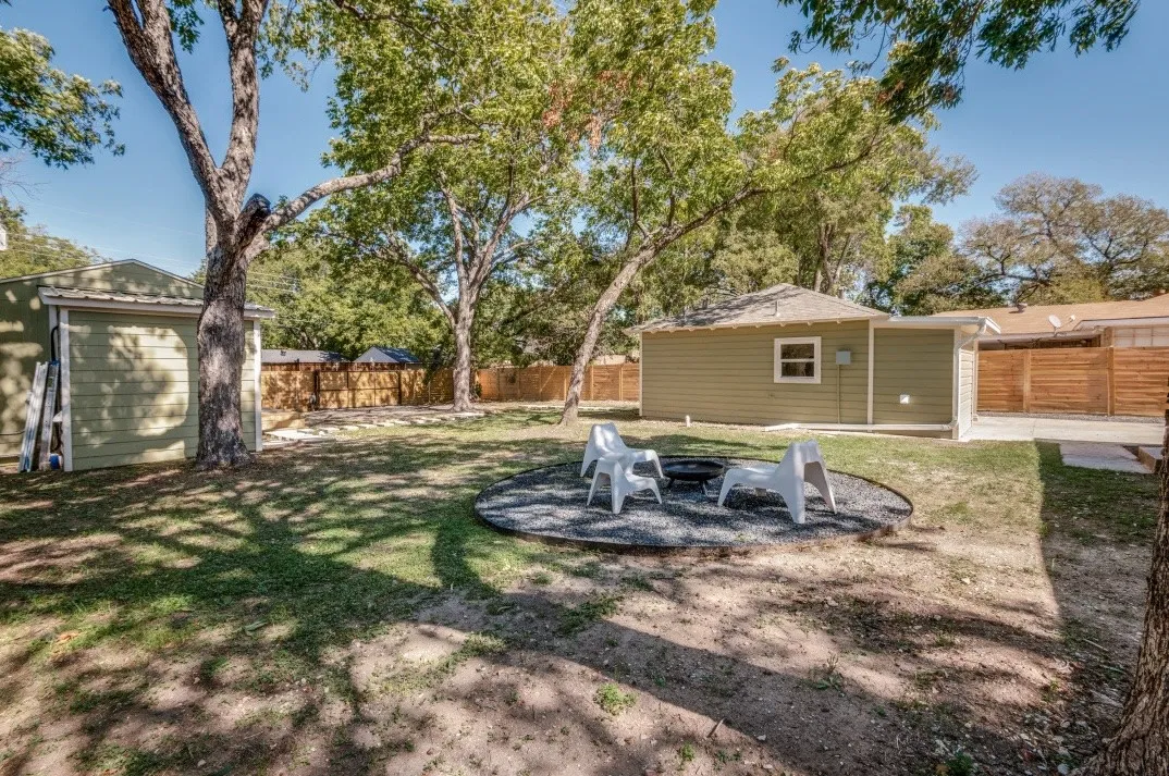 Single Family Residence For Sale in Dallas County , 2433 Southwood Drive, Dallas, Texas 75233, 2 Bedroom, 1 Bathroom, Garage spaces, 1,139 Sqft, built in 1952, mls#21374027, Real Estate Agent in Dallas, Homes For Sale in Dallas county, Homes For Sale in Dallas, Realtor in Dallas Texas, Real Estate Brokerage Independent Realty Texas, Luminita Cordes Realtor