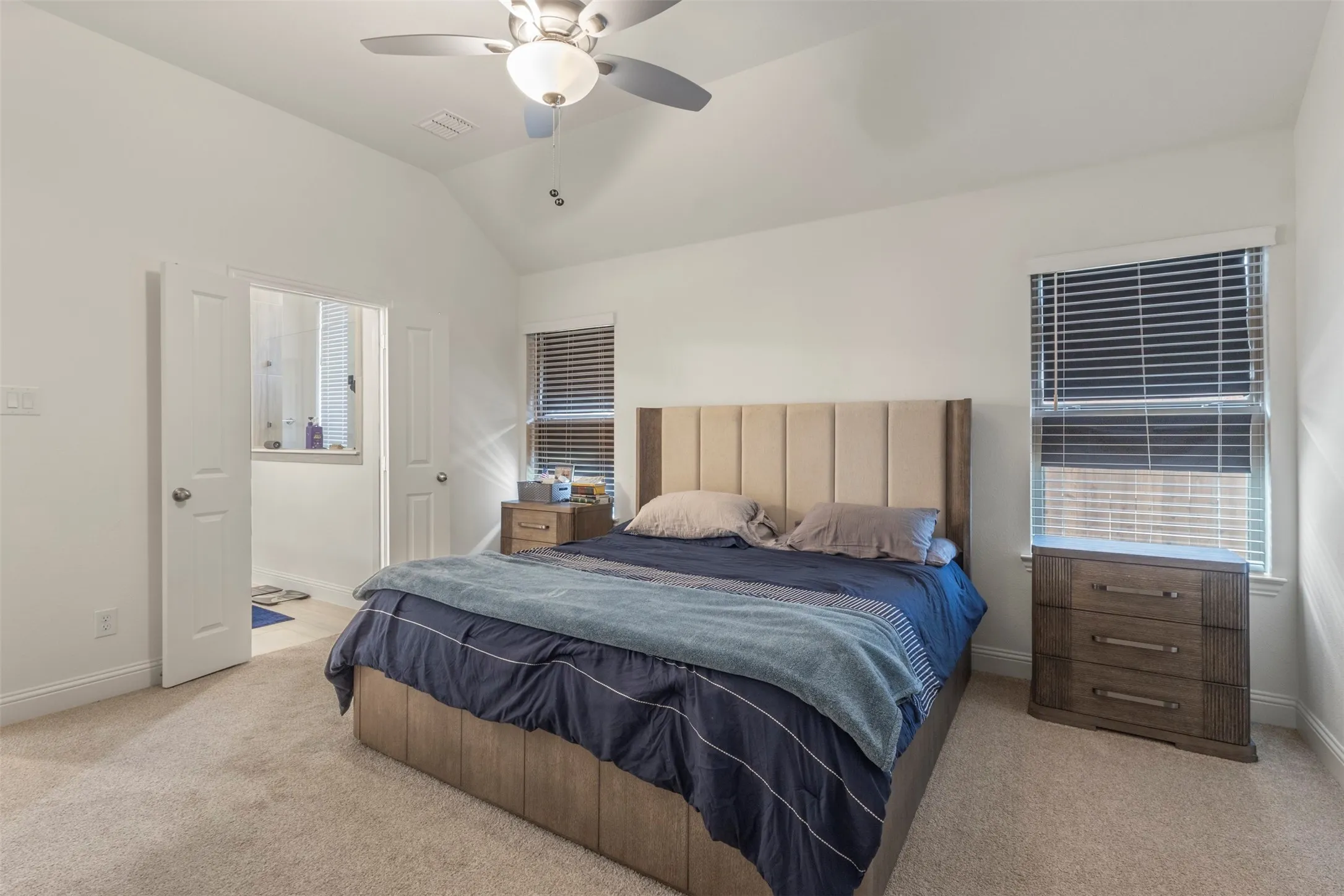Vaulted ceiling with an attached ceiling fan and light fixture