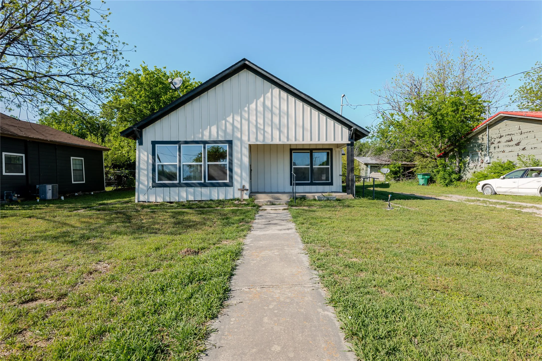 Single Family Residence For Sale in Jack County , 228 W Archer Street, Jacksboro, Texas 76458, 2 Bedroom, 1 Bathroom, 2 Garage spaces, 1,206 Sqft, built in 1930, mls#21375220, Real Estate Agent in Jacksboro, Homes For Sale in Jack county, Homes For Sale in Jacksboro, Realtor in Jacksboro Texas, Real Estate Brokerage Independent Realty Texas, Luminita Cordes Realtor