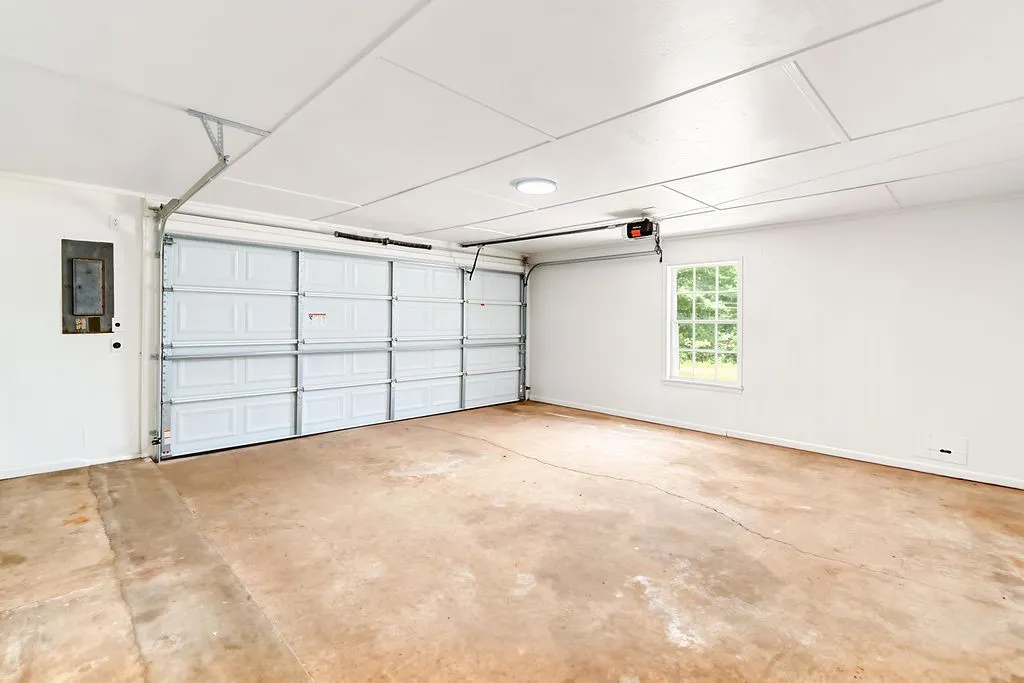 Single Family Residence For Sale in Morris County , 1004 Sunset Drive, Daingerfield, Texas 75638, 4 Bedroom, 3 Bathroom, 2 Garage spaces, 1,584 Sqft, built in 1968, mls#21358211, Real Estate Agent in Daingerfield, Homes For Sale in Morris county, Homes For Sale in Daingerfield, Realtor in Daingerfield Texas, Real Estate Brokerage Independent Realty Texas, Luminita Cordes Realtor