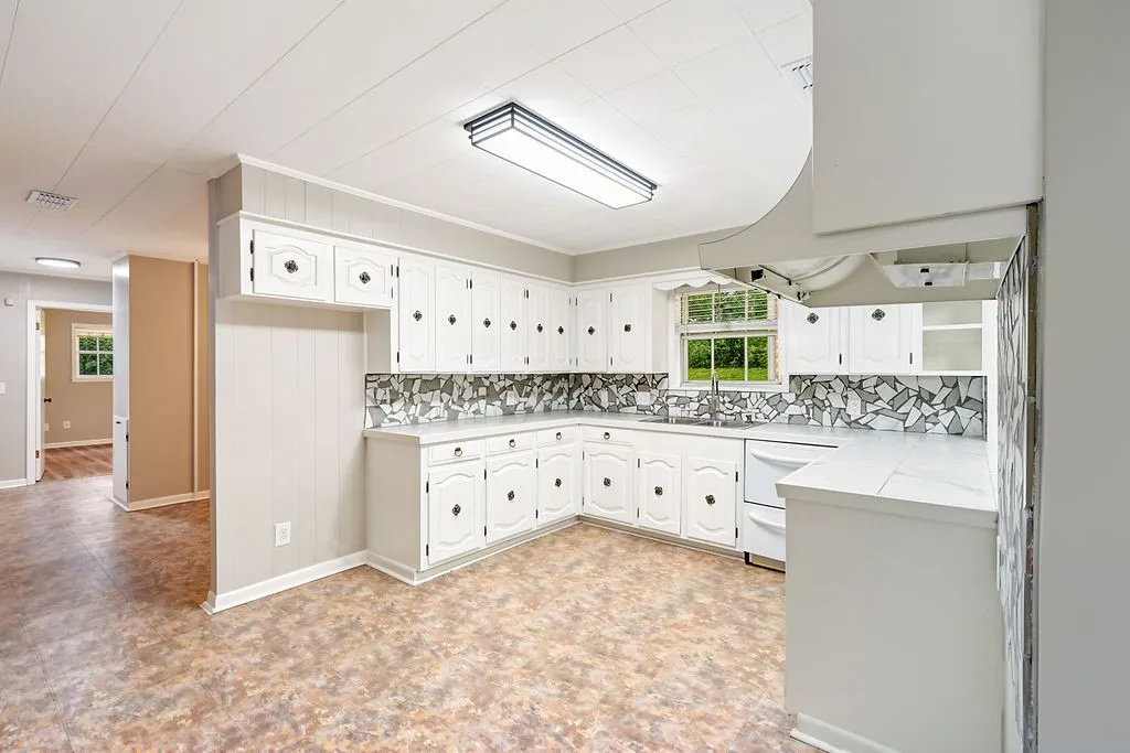 Single Family Residence For Sale in Morris County , 1004 Sunset Drive, Daingerfield, Texas 75638, 4 Bedroom, 3 Bathroom, 2 Garage spaces, 1,584 Sqft, built in 1968, mls#21358211, Real Estate Agent in Daingerfield, Homes For Sale in Morris county, Homes For Sale in Daingerfield, Realtor in Daingerfield Texas, Real Estate Brokerage Independent Realty Texas, Luminita Cordes Realtor