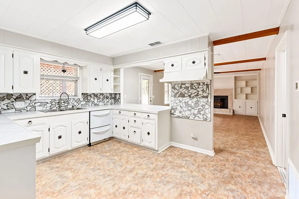 Single Family Residence For Sale in Morris County , 1004 Sunset Drive, Daingerfield, Texas 75638, 4 Bedroom, 3 Bathroom, 2 Garage spaces, 1,584 Sqft, built in 1968, mls#21358211, Real Estate Agent in Daingerfield, Homes For Sale in Morris county, Homes For Sale in Daingerfield, Realtor in Daingerfield Texas, Real Estate Brokerage Independent Realty Texas, Luminita Cordes Realtor