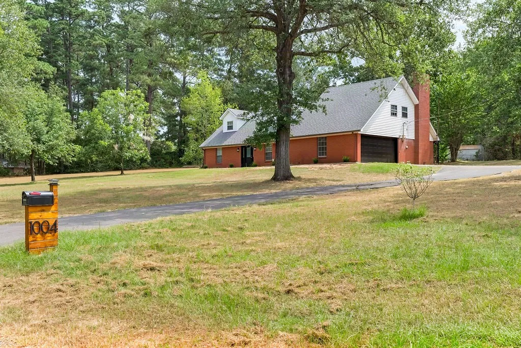 Single Family Residence For Sale in Morris County , 1004 Sunset Drive, Daingerfield, Texas 75638, 4 Bedroom, 3 Bathroom, 2 Garage spaces, 1,584 Sqft, built in 1968, mls#21358211, Real Estate Agent in Daingerfield, Homes For Sale in Morris county, Homes For Sale in Daingerfield, Realtor in Daingerfield Texas, Real Estate Brokerage Independent Realty Texas, Luminita Cordes Realtor