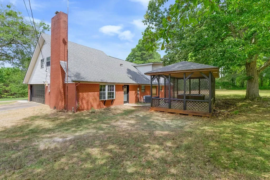 Single Family Residence For Sale in Morris County , 1004 Sunset Drive, Daingerfield, Texas 75638, 4 Bedroom, 3 Bathroom, 2 Garage spaces, 1,584 Sqft, built in 1968, mls#21358211, Real Estate Agent in Daingerfield, Homes For Sale in Morris county, Homes For Sale in Daingerfield, Realtor in Daingerfield Texas, Real Estate Brokerage Independent Realty Texas, Luminita Cordes Realtor