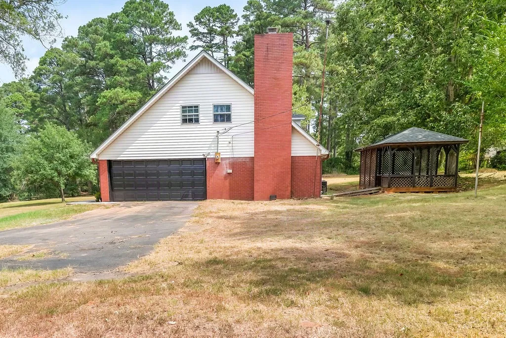 Single Family Residence For Sale in Morris County , 1004 Sunset Drive, Daingerfield, Texas 75638, 4 Bedroom, 3 Bathroom, 2 Garage spaces, 1,584 Sqft, built in 1968, mls#21358211, Real Estate Agent in Daingerfield, Homes For Sale in Morris county, Homes For Sale in Daingerfield, Realtor in Daingerfield Texas, Real Estate Brokerage Independent Realty Texas, Luminita Cordes Realtor