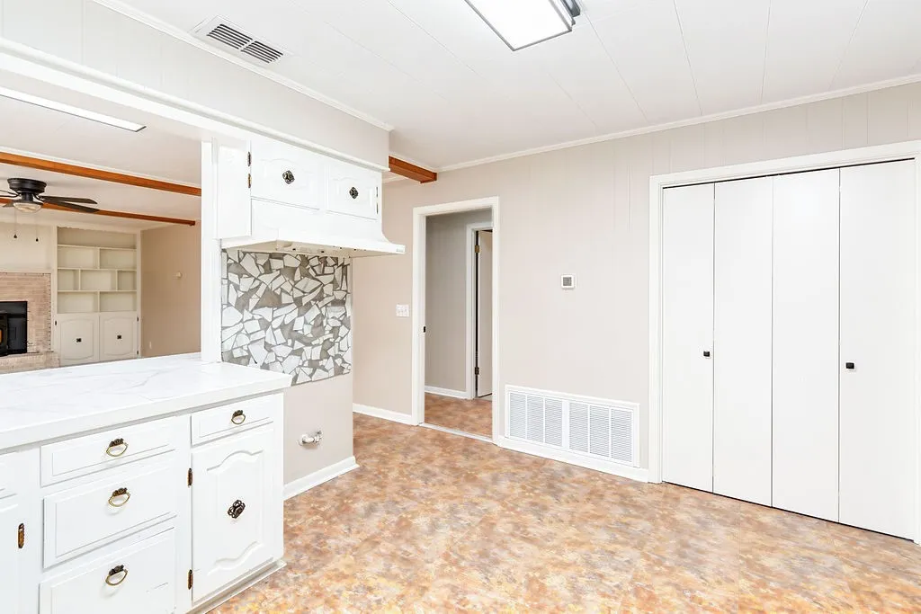 Single Family Residence For Sale in Morris County , 1004 Sunset Drive, Daingerfield, Texas 75638, 4 Bedroom, 3 Bathroom, 2 Garage spaces, 1,584 Sqft, built in 1968, mls#21358211, Real Estate Agent in Daingerfield, Homes For Sale in Morris county, Homes For Sale in Daingerfield, Realtor in Daingerfield Texas, Real Estate Brokerage Independent Realty Texas, Luminita Cordes Realtor