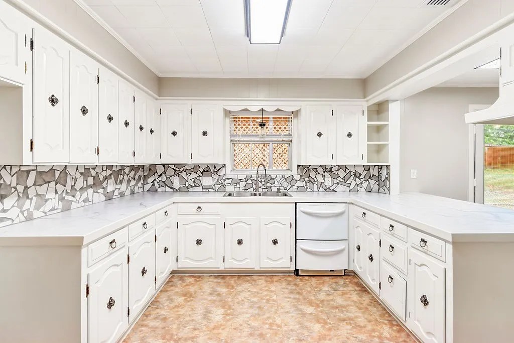 Single Family Residence For Sale in Morris County , 1004 Sunset Drive, Daingerfield, Texas 75638, 4 Bedroom, 3 Bathroom, 2 Garage spaces, 1,584 Sqft, built in 1968, mls#21358211, Real Estate Agent in Daingerfield, Homes For Sale in Morris county, Homes For Sale in Daingerfield, Realtor in Daingerfield Texas, Real Estate Brokerage Independent Realty Texas, Luminita Cordes Realtor
