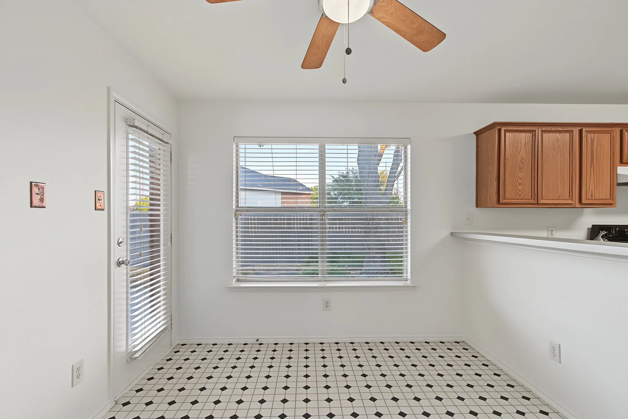 Single Family Residence For Rent in Collin County , 2712 Douglas Drive, Mc Kinney, Texas 75071, 3 Bedroom, 2 Bathroom, 2 Garage spaces, 1,312 Sqft, built in 2003, mls#21375087, Real Estate Agent in Mc Kinney, Homes For Rent in Collin county, Homes For Rent in Mc Kinney, Realtor in Mc Kinney Texas, Real Estate Brokerage Independent Realty Texas, Luminita Cordes Realtor