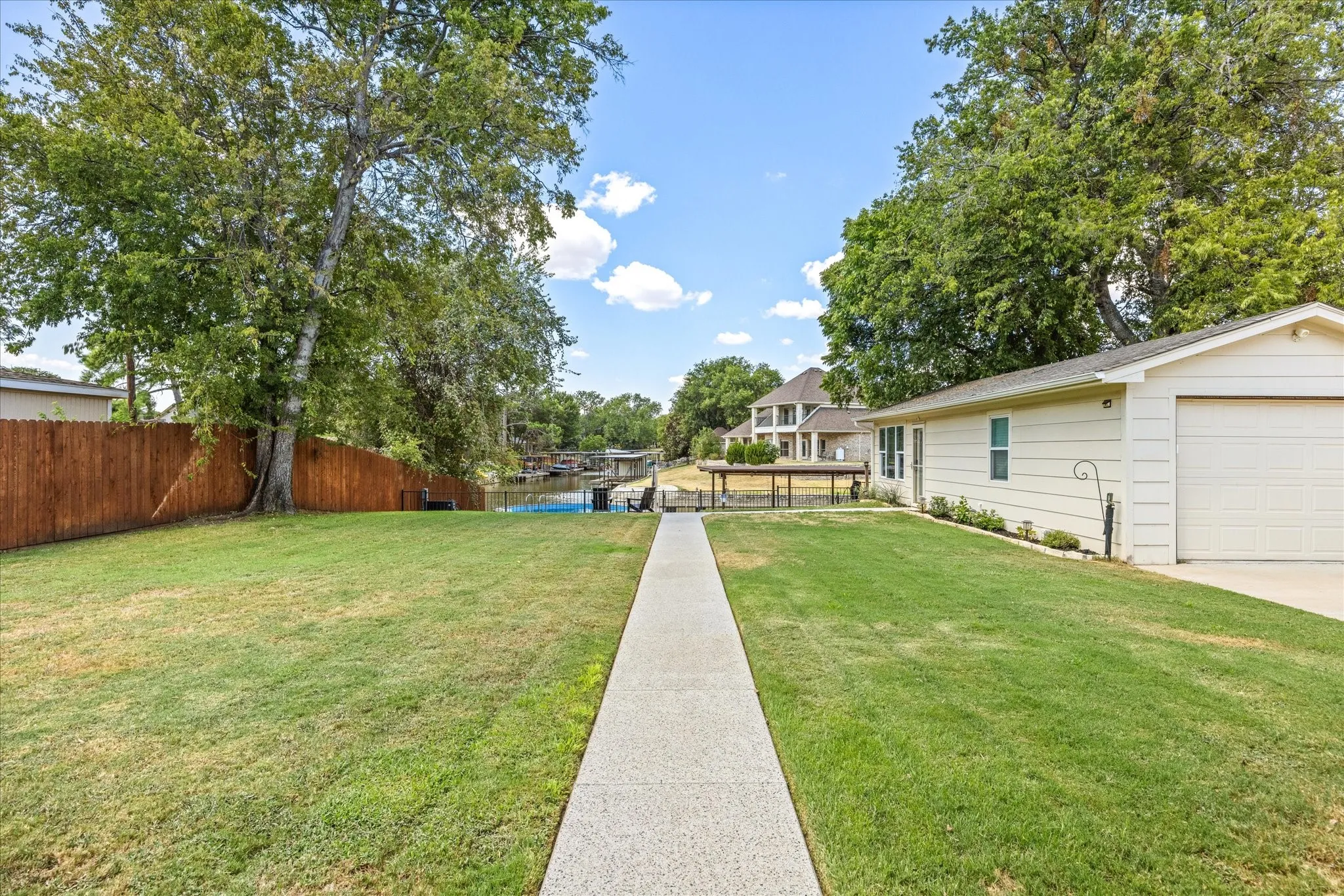 Single Family Residence For Sale in Hood County , 4100 Apache Trail Court, Granbury, Texas 76048, 3 Bedroom, 3 Bathroom, 3 Garage spaces, 2,256 Sqft, built in 2019, mls#21375252, Real Estate Agent in Granbury, Homes For Sale in Hood county, Homes For Sale in Granbury, Realtor in Granbury Texas, Real Estate Brokerage Independent Realty Texas, Luminita Cordes Realtor