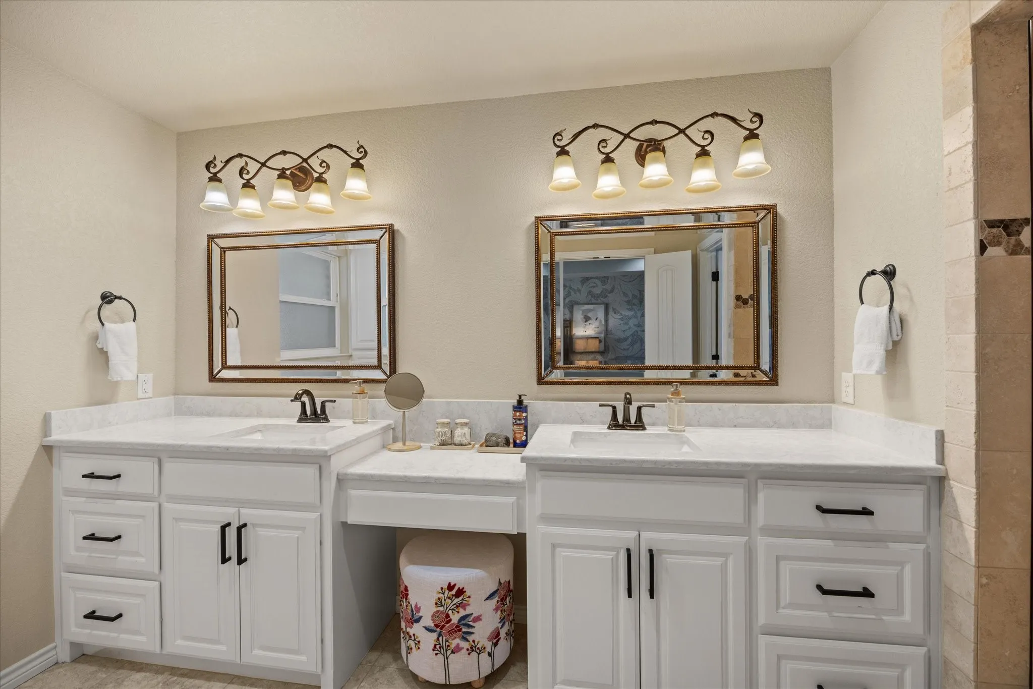 Single Family Residence For Sale in Hood County , 4100 Apache Trail Court, Granbury, Texas 76048, 3 Bedroom, 3 Bathroom, 3 Garage spaces, 2,256 Sqft, built in 2019, mls#21375252, Real Estate Agent in Granbury, Homes For Sale in Hood county, Homes For Sale in Granbury, Realtor in Granbury Texas, Real Estate Brokerage Independent Realty Texas, Luminita Cordes Realtor