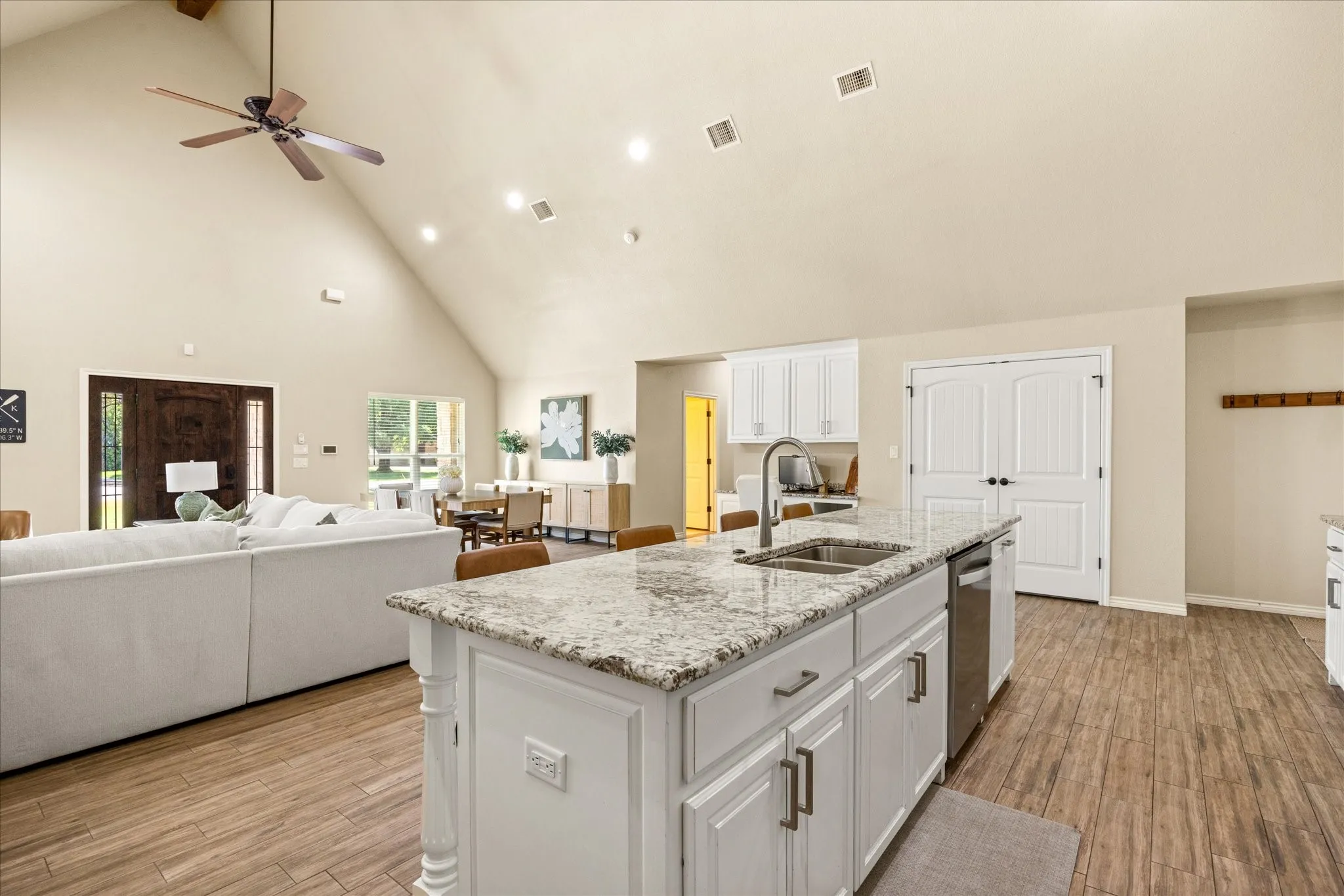 Single Family Residence For Sale in Hood County , 4100 Apache Trail Court, Granbury, Texas 76048, 3 Bedroom, 3 Bathroom, 3 Garage spaces, 2,256 Sqft, built in 2019, mls#21375252, Real Estate Agent in Granbury, Homes For Sale in Hood county, Homes For Sale in Granbury, Realtor in Granbury Texas, Real Estate Brokerage Independent Realty Texas, Luminita Cordes Realtor