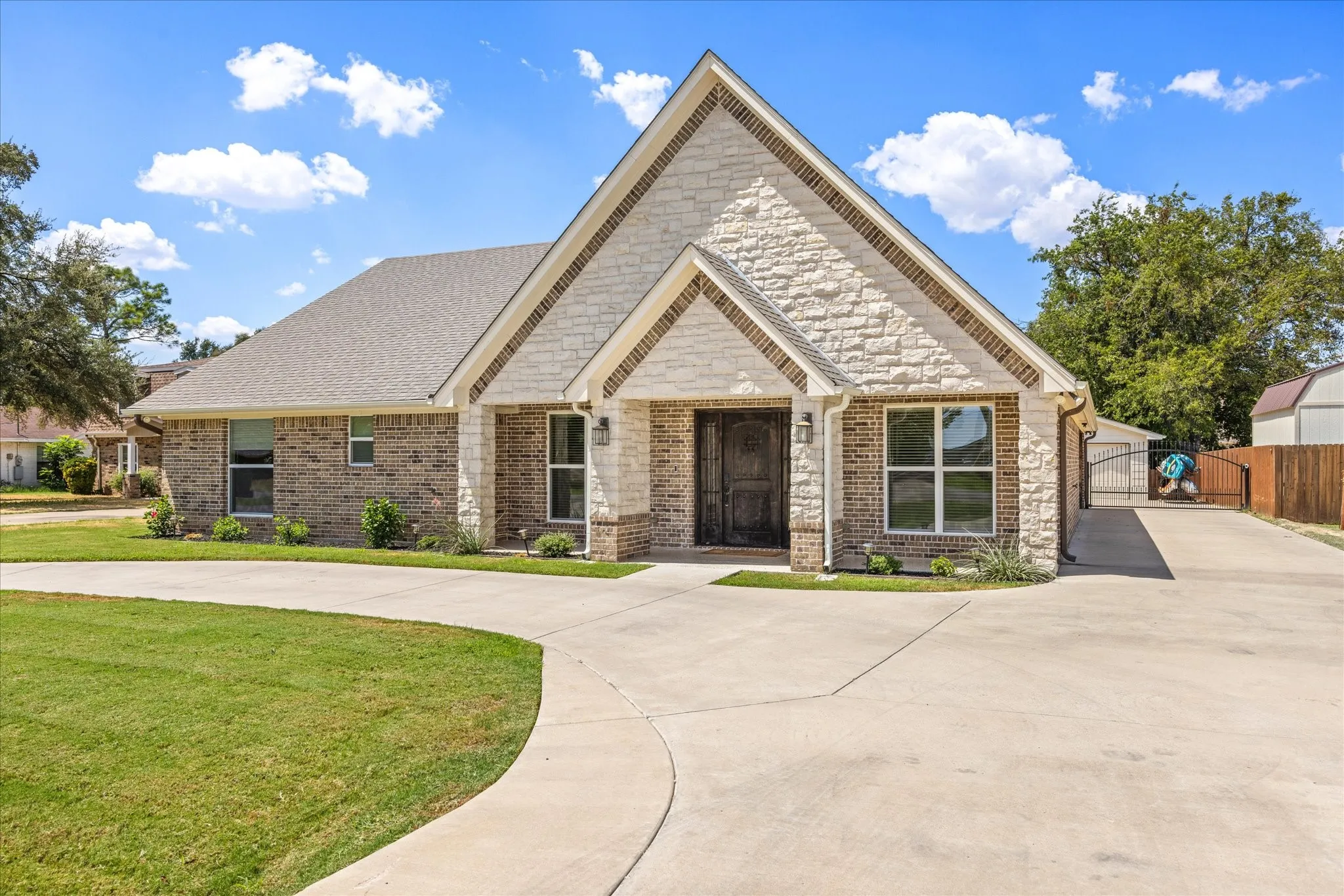 Single Family Residence For Sale in Hood County , 4100 Apache Trail Court, Granbury, Texas 76048, 3 Bedroom, 3 Bathroom, 3 Garage spaces, 2,256 Sqft, built in 2019, mls#21375252, Real Estate Agent in Granbury, Homes For Sale in Hood county, Homes For Sale in Granbury, Realtor in Granbury Texas, Real Estate Brokerage Independent Realty Texas, Luminita Cordes Realtor