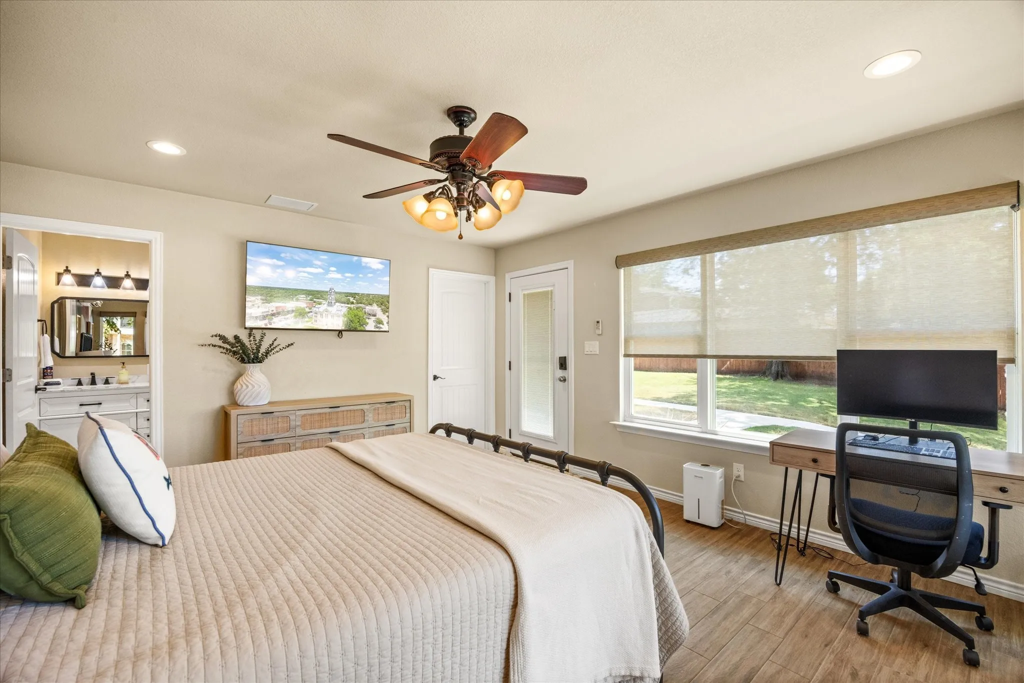 Single Family Residence For Sale in Hood County , 4100 Apache Trail Court, Granbury, Texas 76048, 3 Bedroom, 3 Bathroom, 3 Garage spaces, 2,256 Sqft, built in 2019, mls#21375252, Real Estate Agent in Granbury, Homes For Sale in Hood county, Homes For Sale in Granbury, Realtor in Granbury Texas, Real Estate Brokerage Independent Realty Texas, Luminita Cordes Realtor