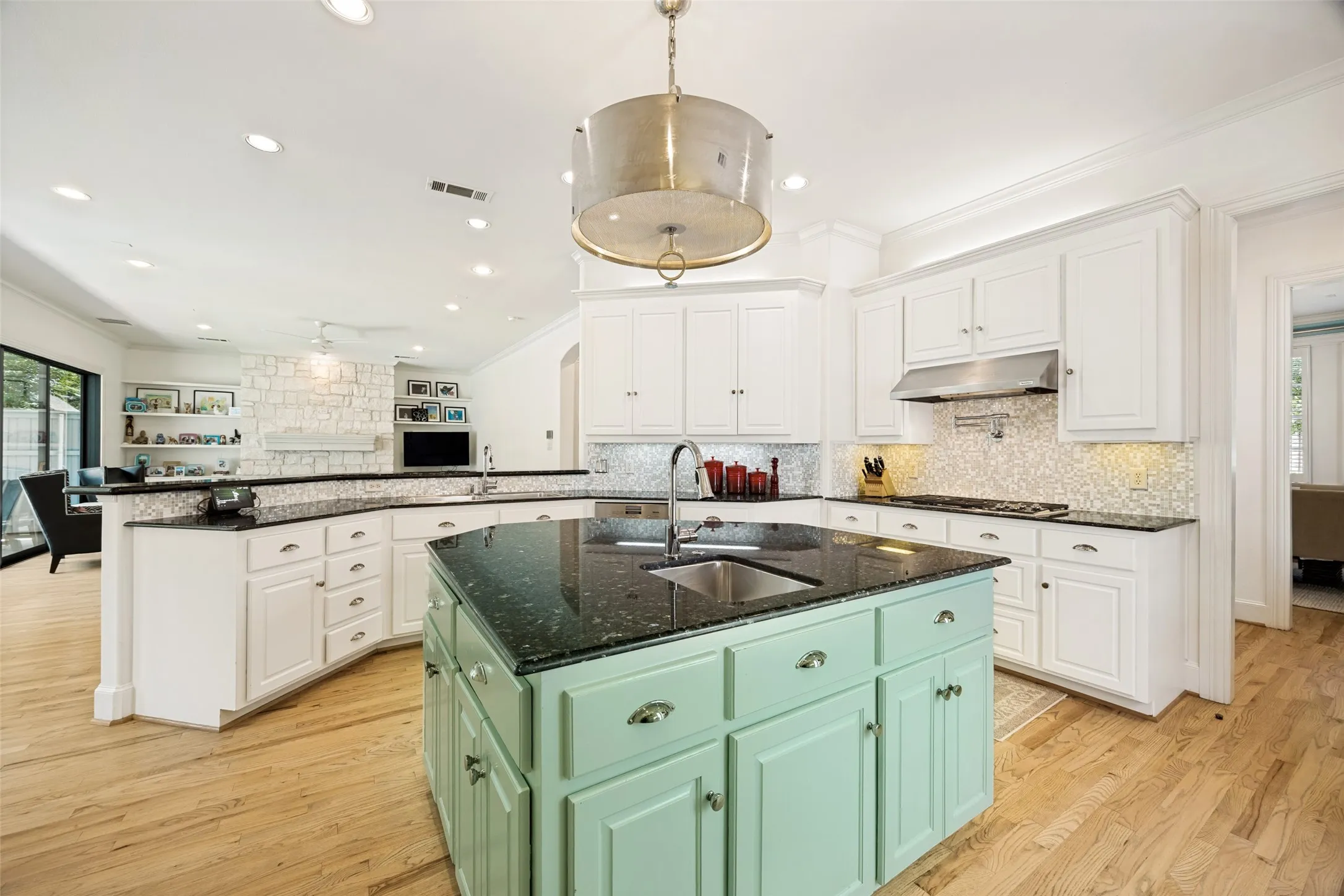 Single Family Residence For Rent in Dallas County , 4137 Southwestern Boulevard, University Park, Texas 75225, 4 Bedroom, 6 Bathroom, 2 Garage spaces, 4,309 Sqft, built in 1999, mls#21371952, Real Estate Agent in University Park, Homes For Rent in Dallas county, Homes For Rent in University Park, Realtor in University Park Texas, Real Estate Brokerage Independent Realty Texas, Luminita Cordes Realtor