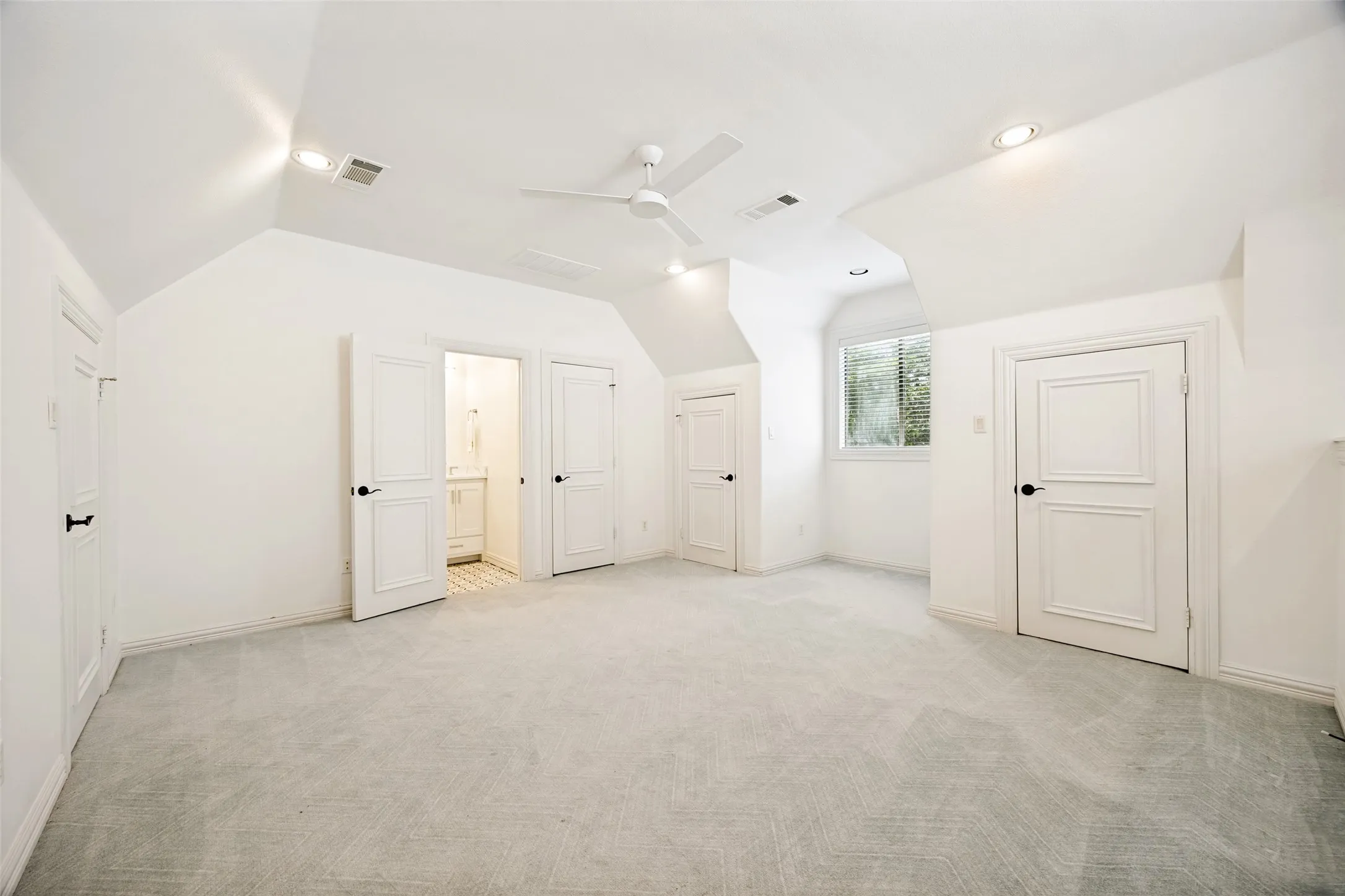 Single Family Residence For Rent in Dallas County , 4137 Southwestern Boulevard, University Park, Texas 75225, 4 Bedroom, 6 Bathroom, 2 Garage spaces, 4,309 Sqft, built in 1999, mls#21371952, Real Estate Agent in University Park, Homes For Rent in Dallas county, Homes For Rent in University Park, Realtor in University Park Texas, Real Estate Brokerage Independent Realty Texas, Luminita Cordes Realtor