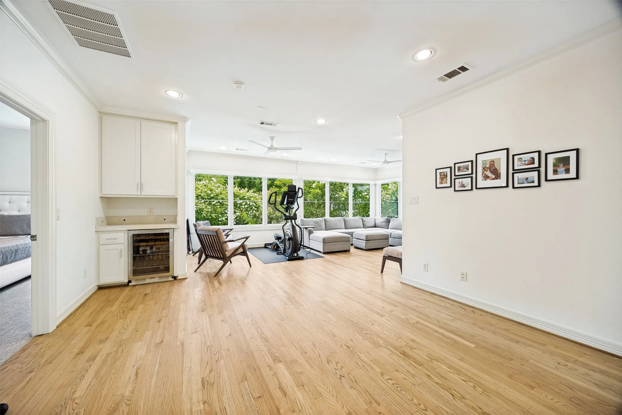 Single Family Residence For Rent in Dallas County , 4137 Southwestern Boulevard, University Park, Texas 75225, 4 Bedroom, 6 Bathroom, 2 Garage spaces, 4,309 Sqft, built in 1999, mls#21371952, Real Estate Agent in University Park, Homes For Rent in Dallas county, Homes For Rent in University Park, Realtor in University Park Texas, Real Estate Brokerage Independent Realty Texas, Luminita Cordes Realtor