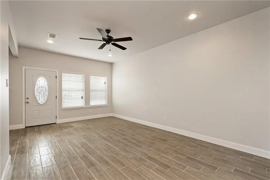 Single Family Residence For Rent in Hunt County , 1122 Oneal Street, Greenville, Texas 75401, 3 Bedroom, 2 Bathroom, 1 Garage spaces, 1,470 Sqft, built in 2019, mls#21375414, Real Estate Agent in Greenville, Homes For Rent in Hunt county, Homes For Rent in Greenville, Realtor in Greenville Texas, Real Estate Brokerage Independent Realty Texas, Luminita Cordes Realtor