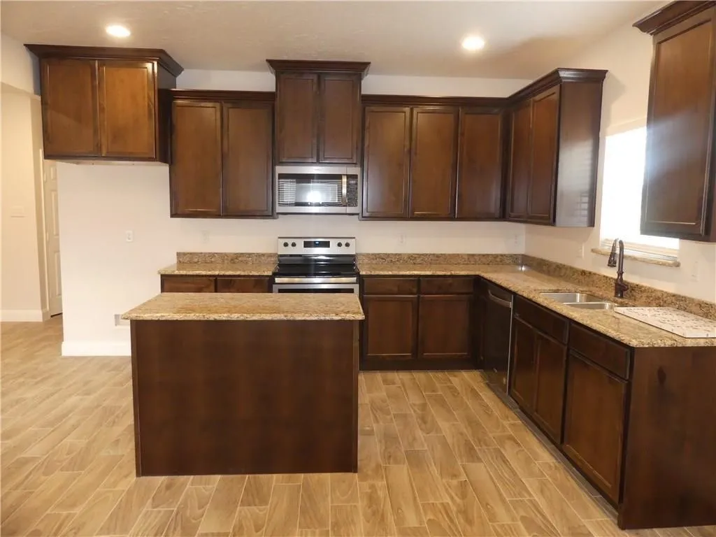 Single Family Residence For Rent in Hunt County , 1122 Oneal Street, Greenville, Texas 75401, 3 Bedroom, 2 Bathroom, 1 Garage spaces, 1,470 Sqft, built in 2019, mls#21375414, Real Estate Agent in Greenville, Homes For Rent in Hunt county, Homes For Rent in Greenville, Realtor in Greenville Texas, Real Estate Brokerage Independent Realty Texas, Luminita Cordes Realtor