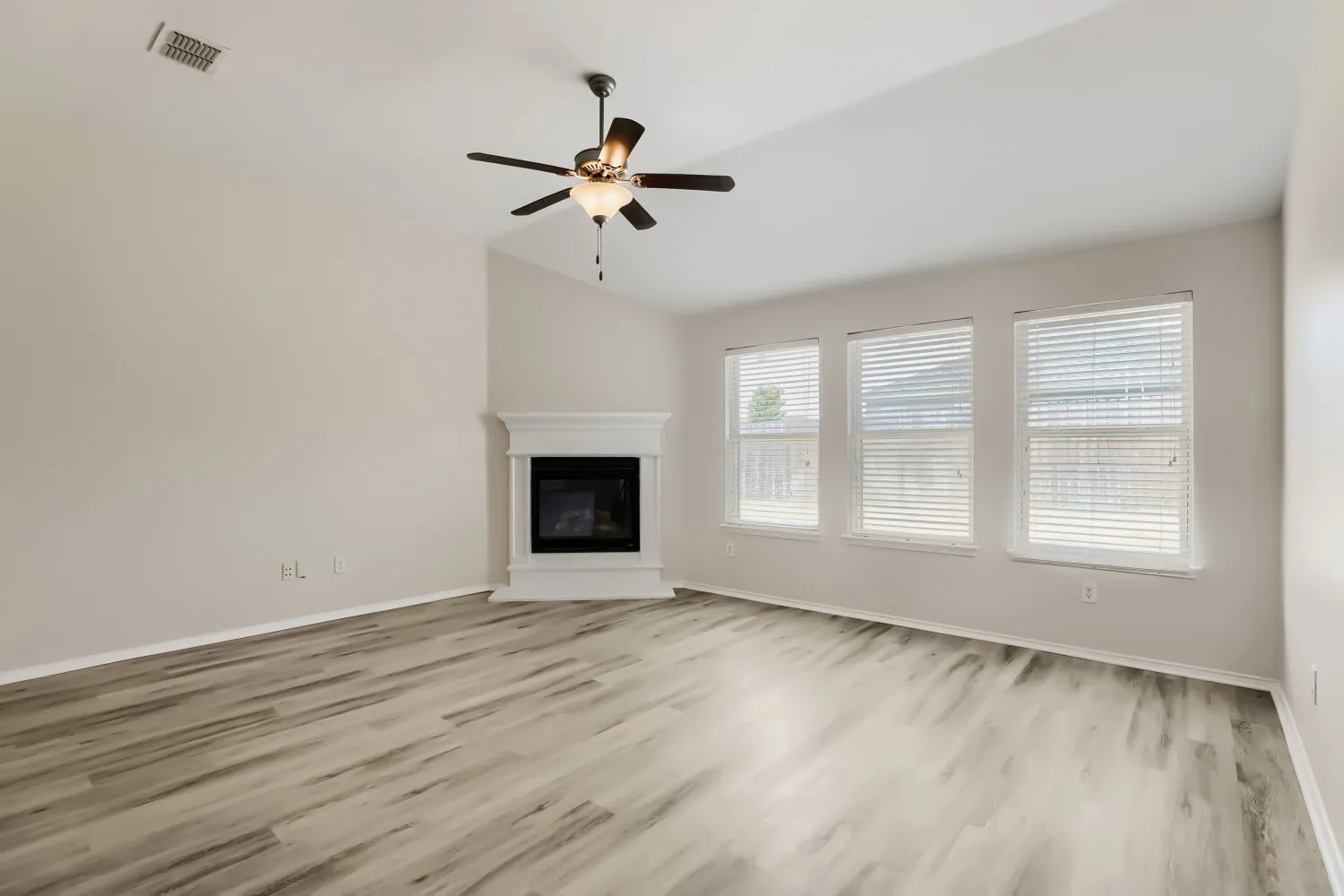 Single Family Residence For Sale in Denton County , 14601 Sundog Way, Fort Worth, Texas 76177, 4 Bedroom, 2 Bathroom, 2 Garage spaces, 1,999 Sqft, built in 2017, mls#21371127, Real Estate Agent in Fort Worth, Homes For Sale in Denton county, Homes For Sale in Fort Worth, Realtor in Fort Worth Texas, Real Estate Brokerage Independent Realty Texas, Luminita Cordes Realtor