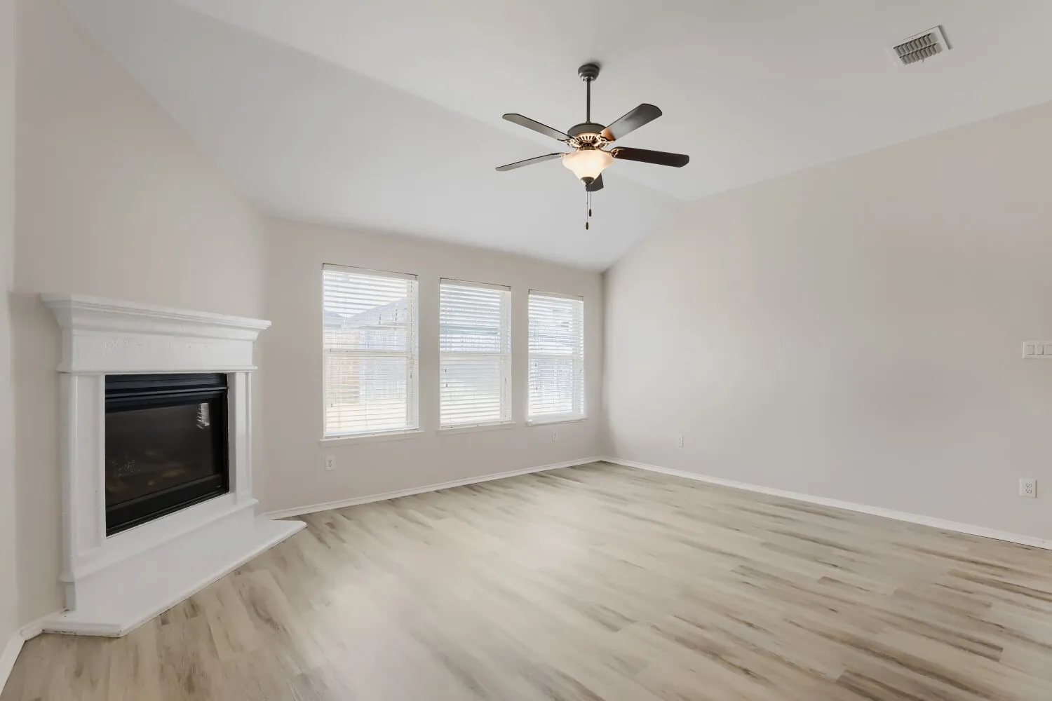 Single Family Residence For Sale in Denton County , 14601 Sundog Way, Fort Worth, Texas 76177, 4 Bedroom, 2 Bathroom, 2 Garage spaces, 1,999 Sqft, built in 2017, mls#21371127, Real Estate Agent in Fort Worth, Homes For Sale in Denton county, Homes For Sale in Fort Worth, Realtor in Fort Worth Texas, Real Estate Brokerage Independent Realty Texas, Luminita Cordes Realtor