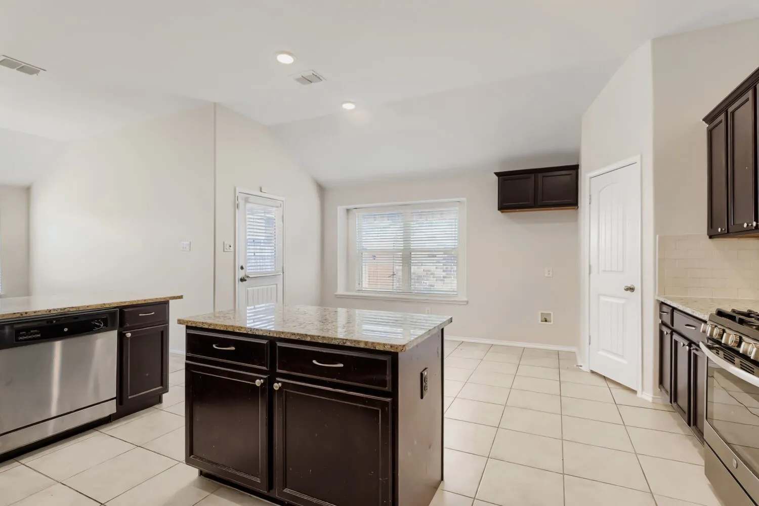 Single Family Residence For Sale in Denton County , 14601 Sundog Way, Fort Worth, Texas 76177, 4 Bedroom, 2 Bathroom, 2 Garage spaces, 1,999 Sqft, built in 2017, mls#21371127, Real Estate Agent in Fort Worth, Homes For Sale in Denton county, Homes For Sale in Fort Worth, Realtor in Fort Worth Texas, Real Estate Brokerage Independent Realty Texas, Luminita Cordes Realtor