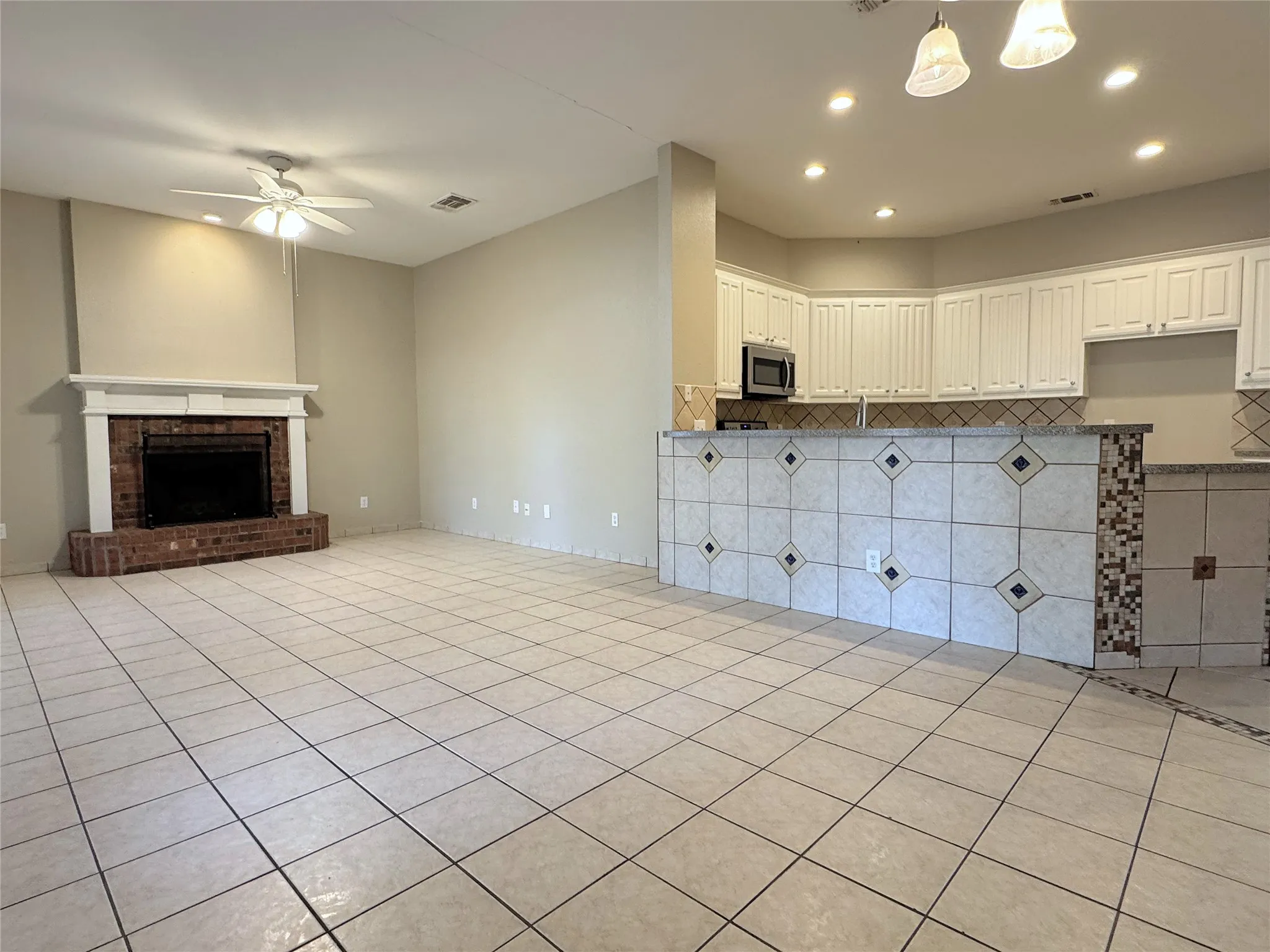 Single Family Residence For Rent in Tarrant County , 6415 Redstone Drive, Arlington, Texas 76001, 3 Bedroom, 2 Bathroom, 2 Garage spaces, 2,109 Sqft, built in 2001, mls#21375333, Real Estate Agent in Arlington, Homes For Rent in Tarrant county, Homes For Rent in Arlington, Realtor in Arlington Texas, Real Estate Brokerage Independent Realty Texas, Luminita Cordes Realtor