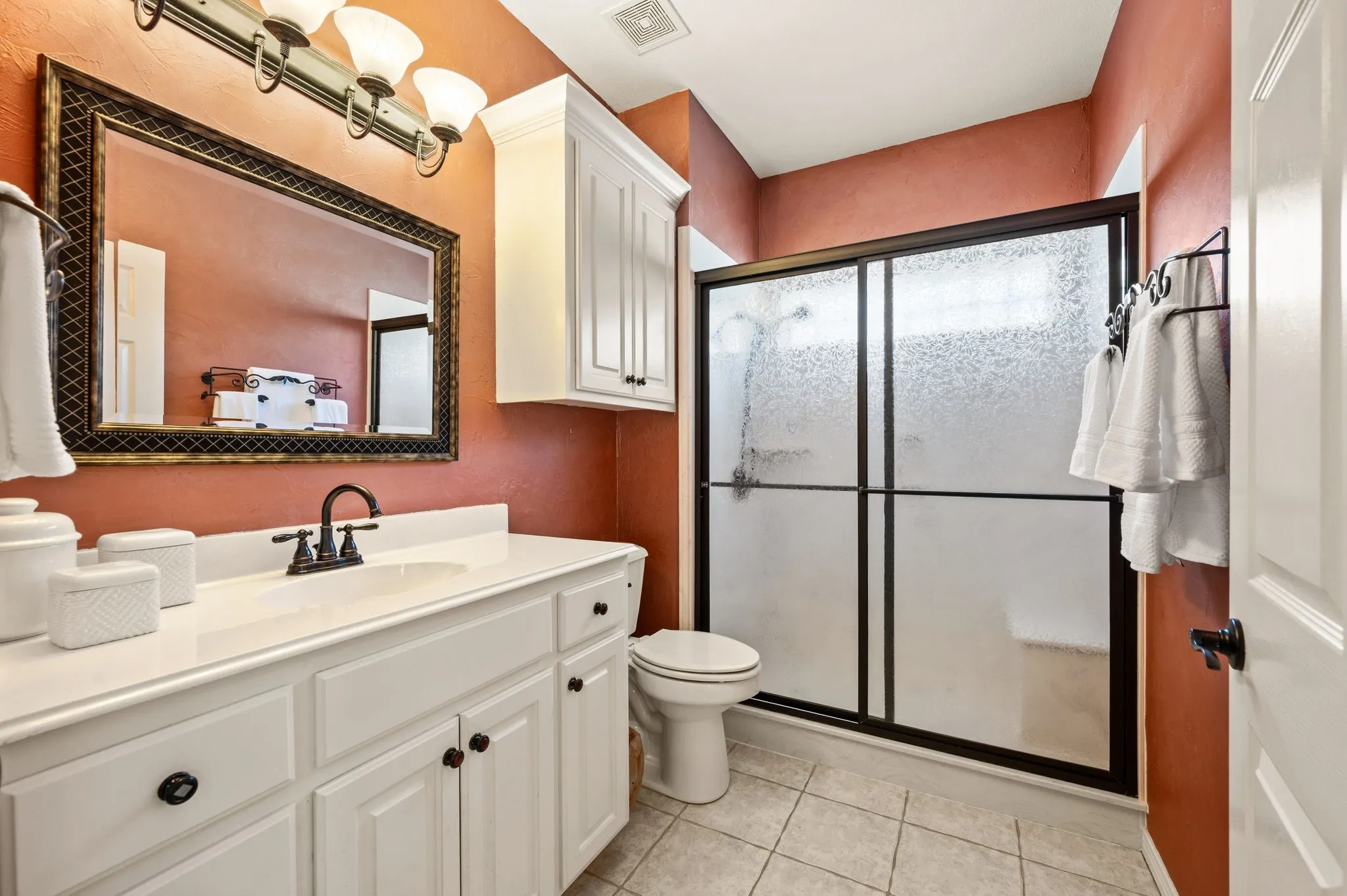 Downstairs full bath in the guest ensuite.
6 x 9'