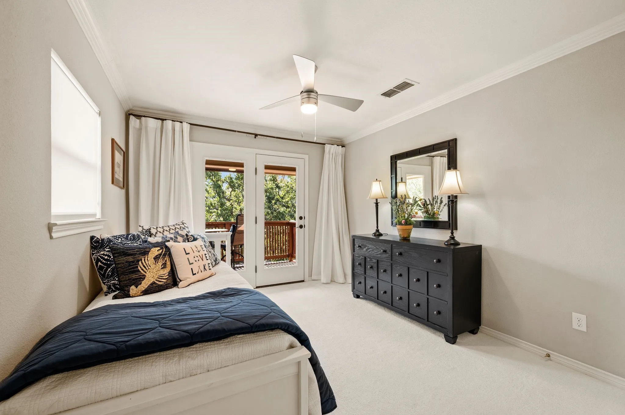Upstairs Bedroom
10 x 16'