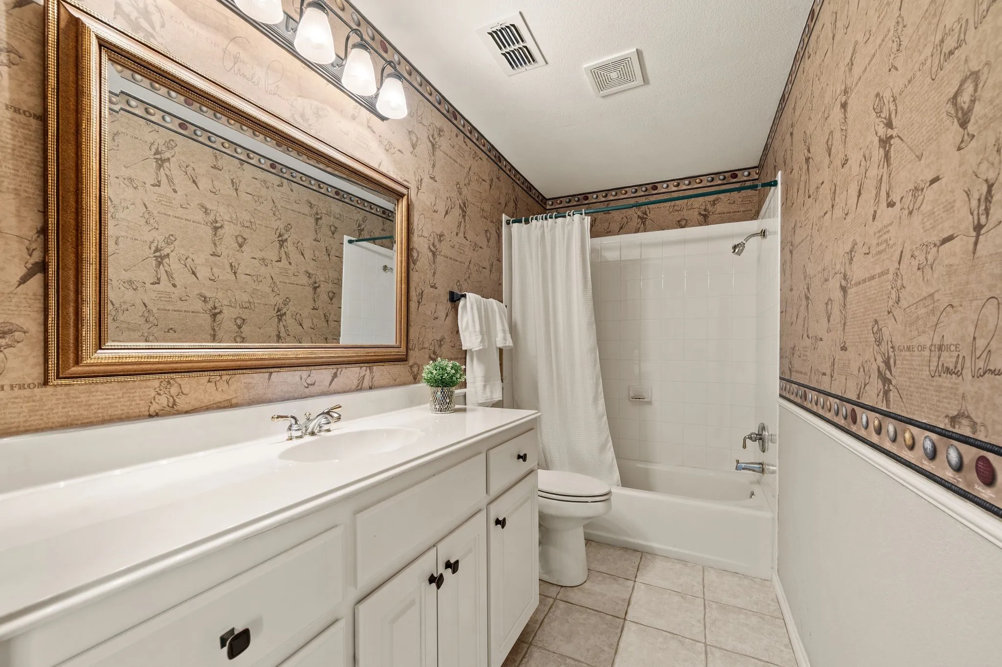 Upstairs Full Bath
5 x 11'
