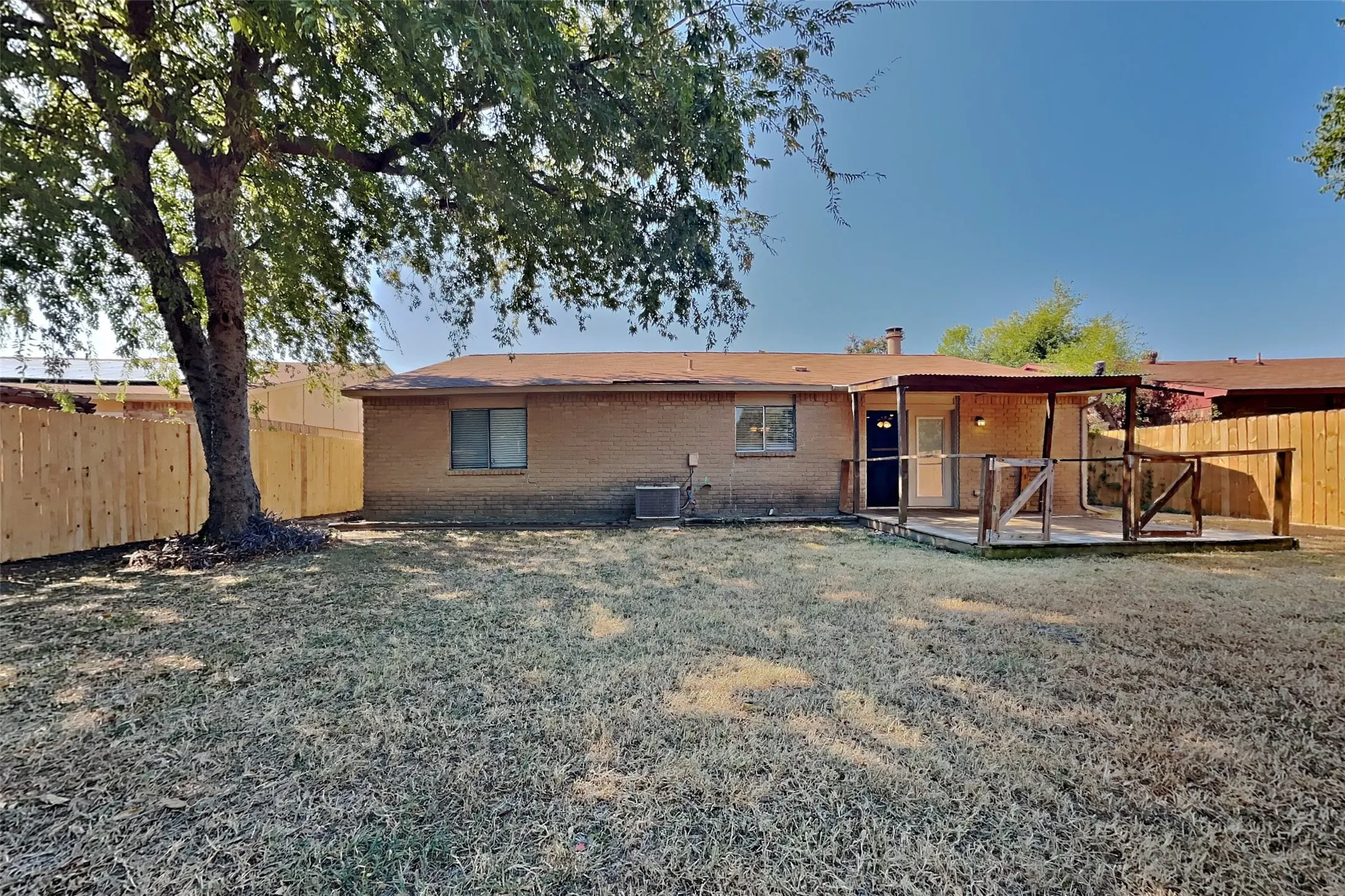 Single Family Residence For Rent in Dallas County , 1026 Clark Trail, Grand Prairie, Texas 75052, 3 Bedroom, 2 Bathroom, 2 Garage spaces, 1,483 Sqft, built in 1979, mls#21375423, Real Estate Agent in Grand Prairie, Homes For Rent in Dallas county, Homes For Rent in Grand Prairie, Realtor in Grand Prairie Texas, Real Estate Brokerage Independent Realty Texas, Luminita Cordes Realtor