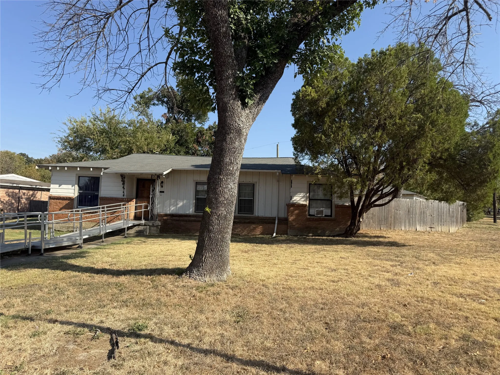 Single Family Residence For Sale in Tarrant County , 5500 Purington Avenue, Fort Worth, Texas 76112, 3 Bedroom, 1 Bathroom, 2 Garage spaces, 1,480 Sqft, built in 1952, mls#21375301, Real Estate Agent in Fort Worth, Homes For Sale in Tarrant county, Homes For Sale in Fort Worth, Realtor in Fort Worth Texas, Real Estate Brokerage Independent Realty Texas, Luminita Cordes Realtor