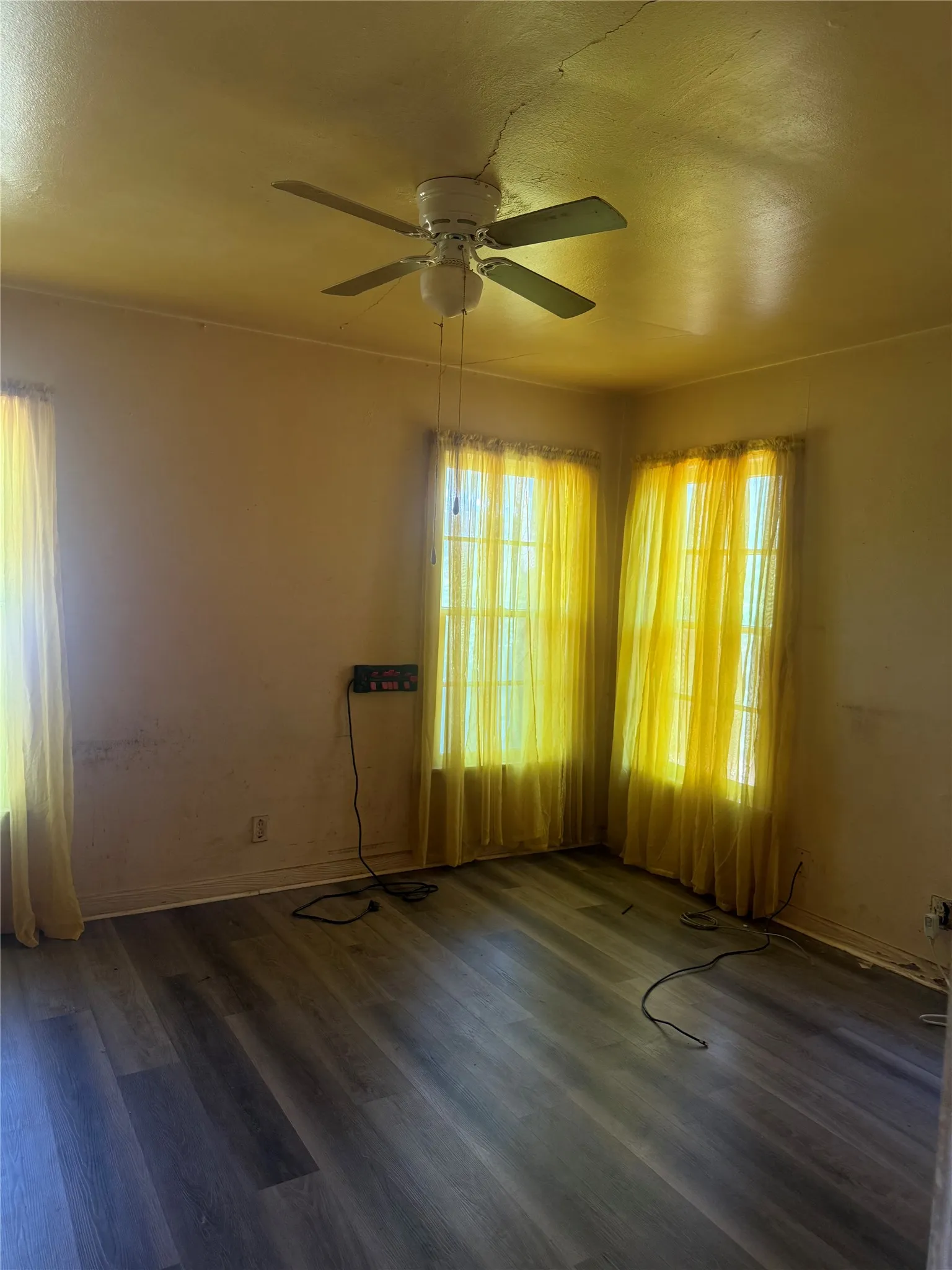 Single Family Residence For Sale in Tarrant County , 5500 Purington Avenue, Fort Worth, Texas 76112, 3 Bedroom, 1 Bathroom, 2 Garage spaces, 1,480 Sqft, built in 1952, mls#21375301, Real Estate Agent in Fort Worth, Homes For Sale in Tarrant county, Homes For Sale in Fort Worth, Realtor in Fort Worth Texas, Real Estate Brokerage Independent Realty Texas, Luminita Cordes Realtor